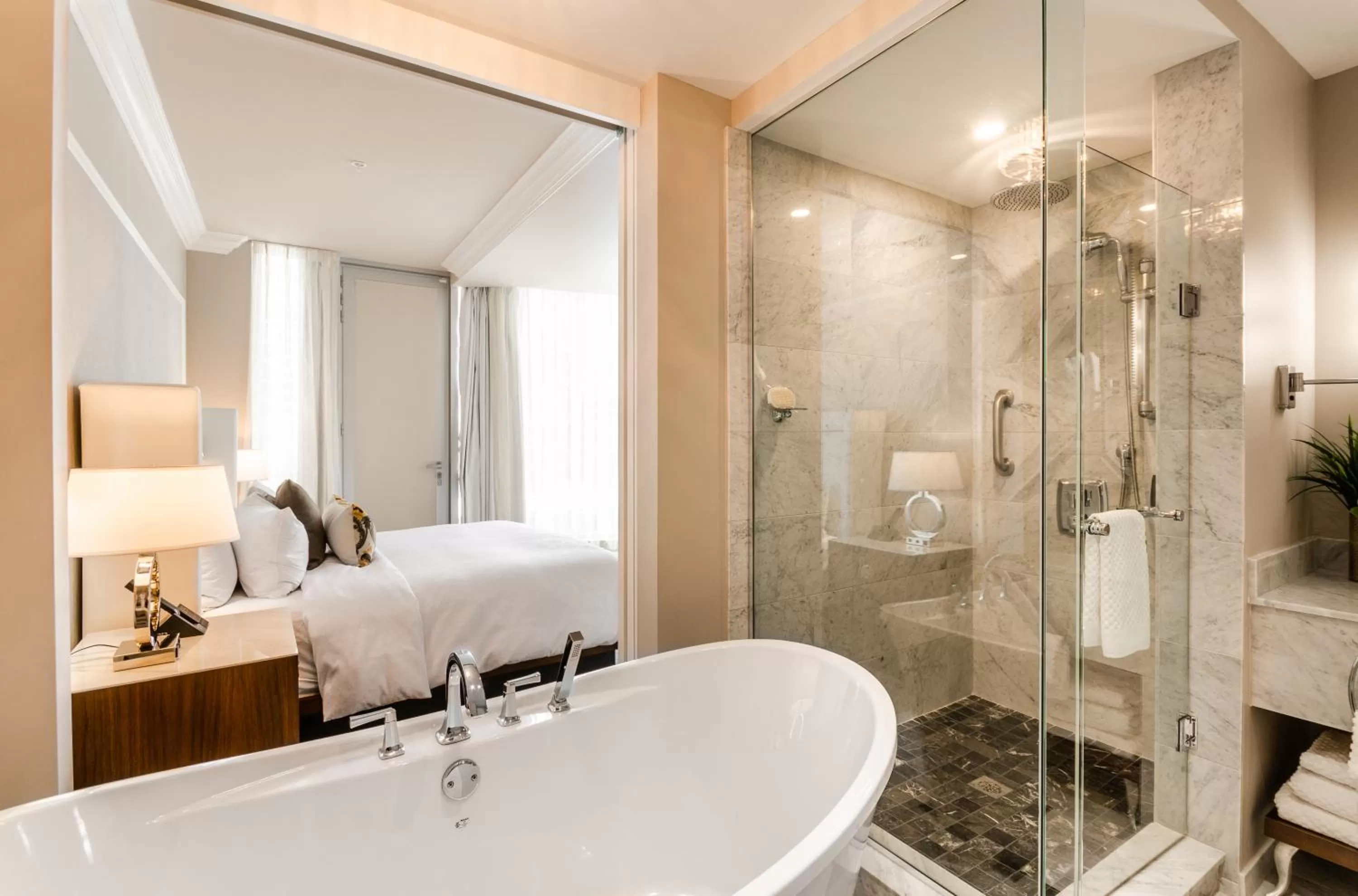 Bathroom, Bed in Hôtel Birks Montréal