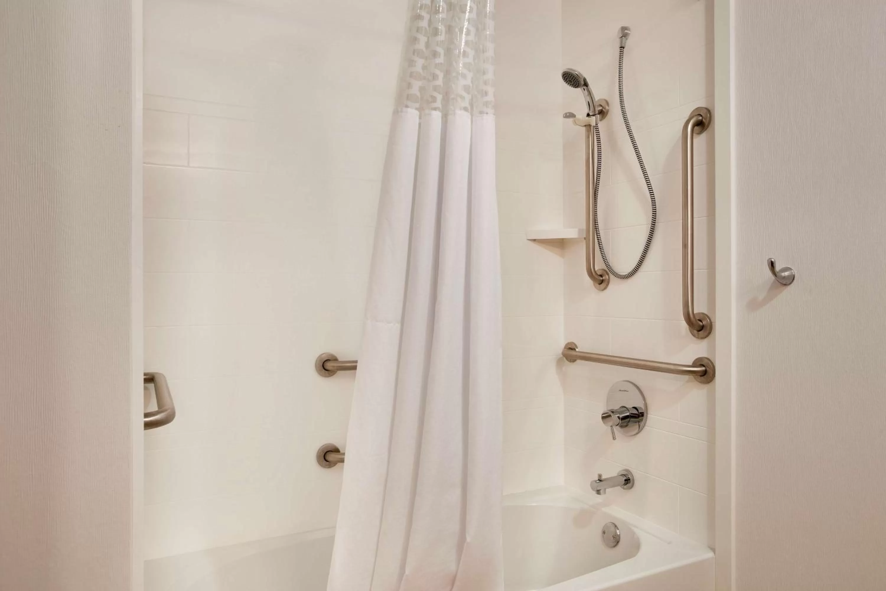 Bathroom in Hampton Inn & Suites Cleveland-Independence