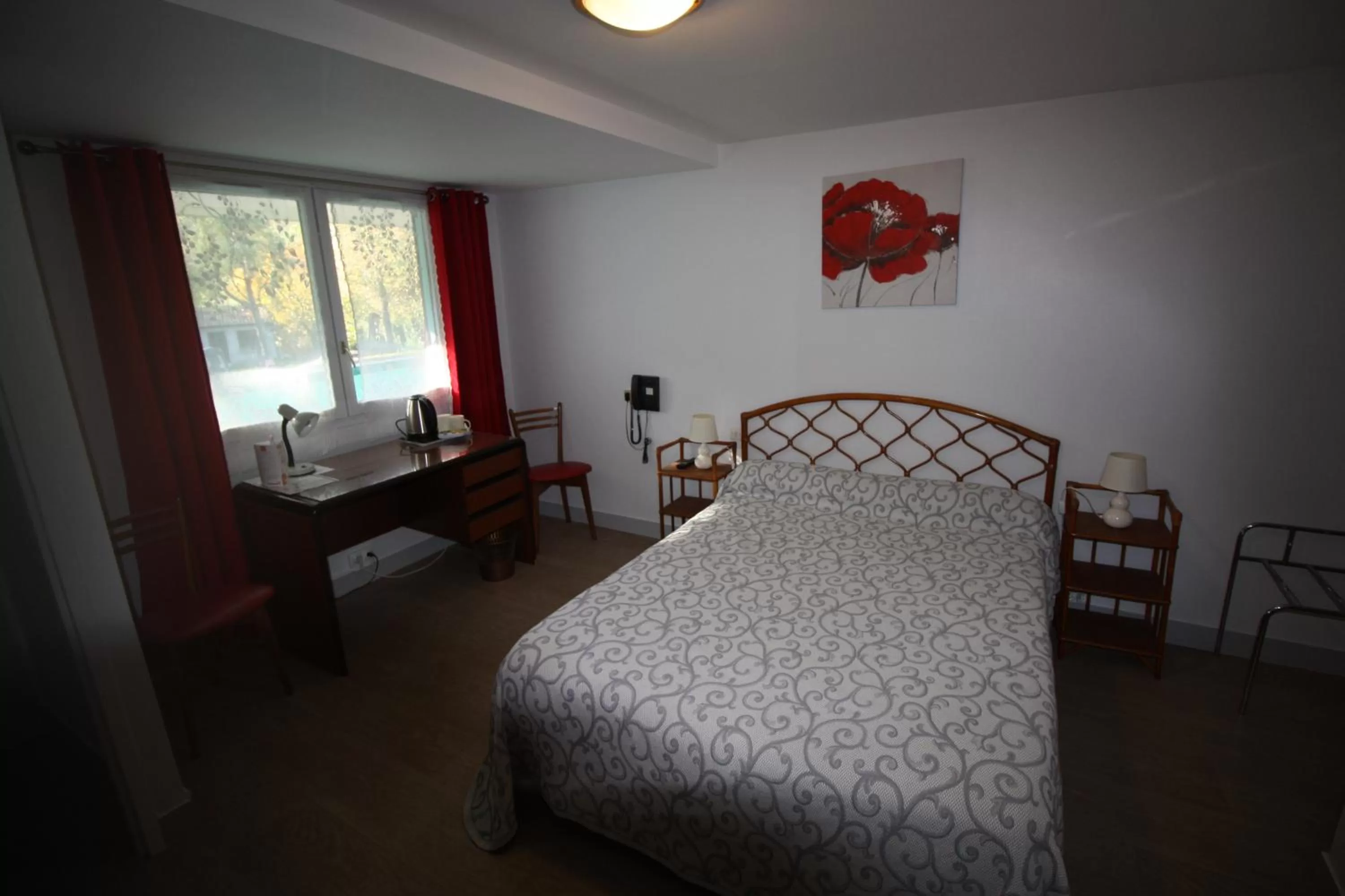Photo of the whole room in Hotel Les Deux Sapins