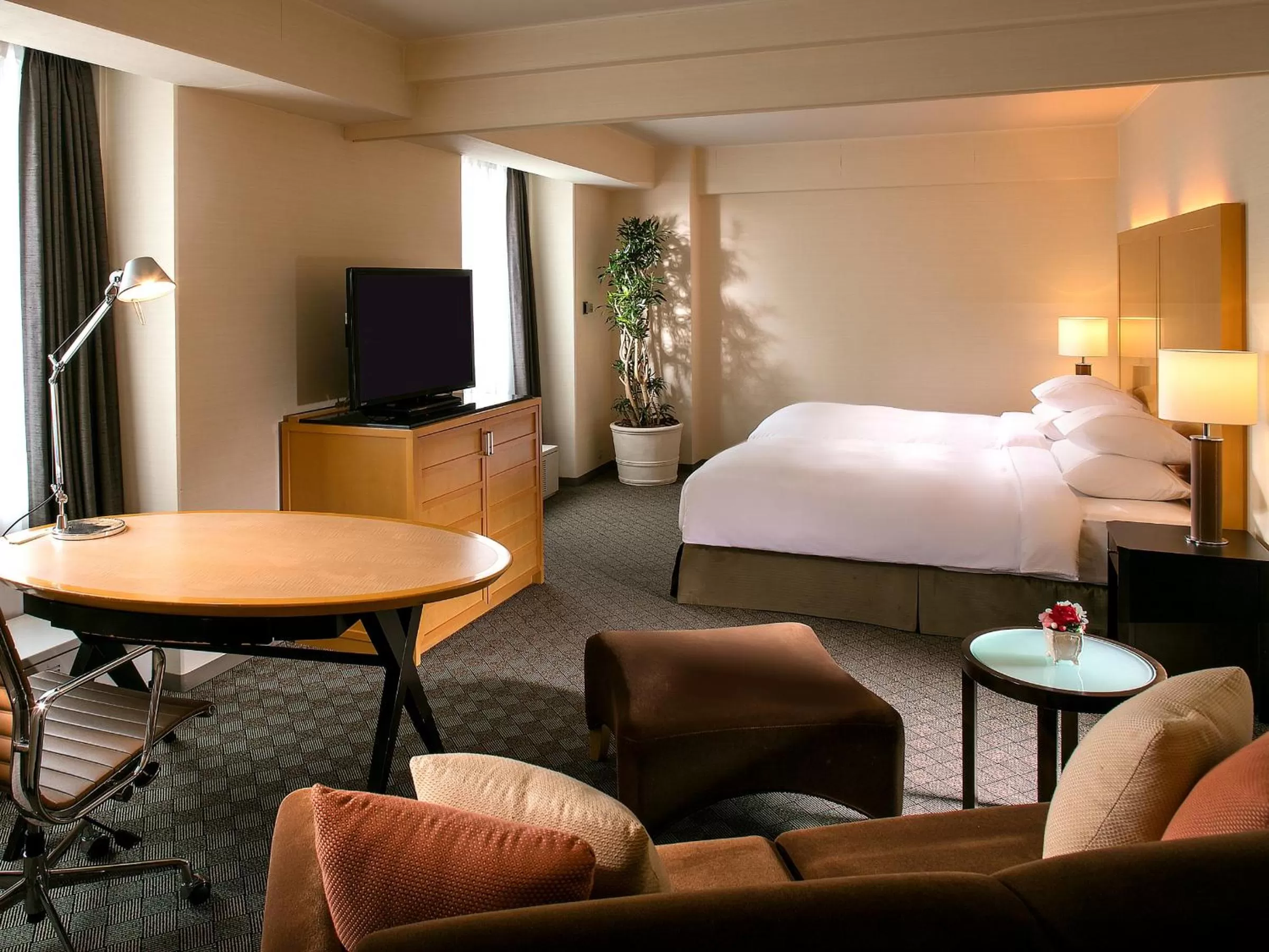 Photo of the whole room, Bed in Sheraton Miyako Hotel Osaka