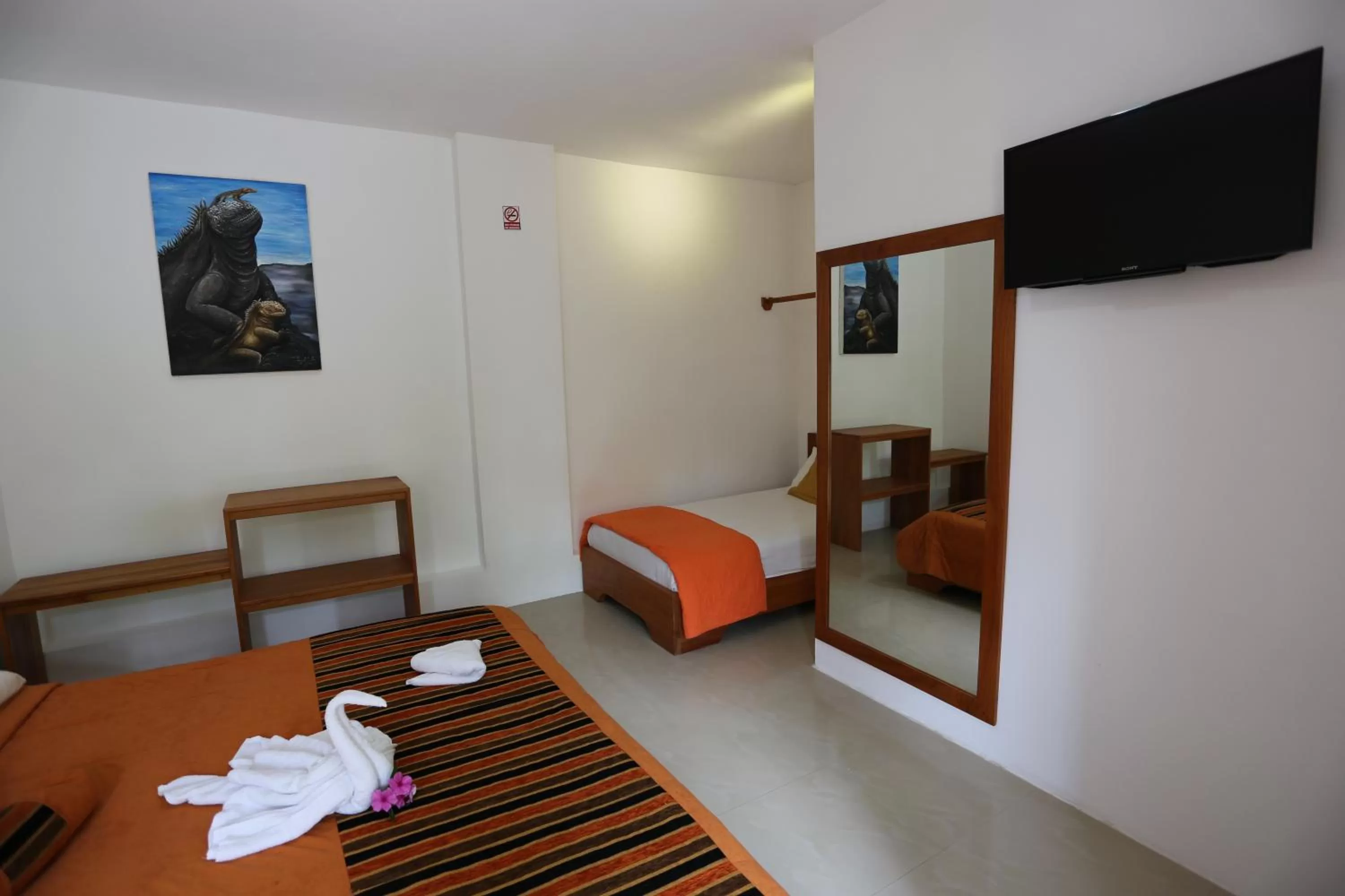 TV and multimedia, TV/Entertainment Center in The Galapagos Pearl B&B