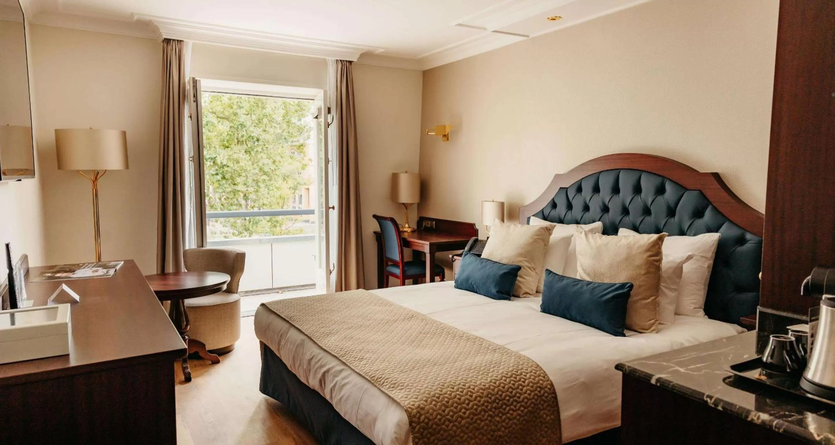 Bedroom, Bed in Grand Hotel Karel V