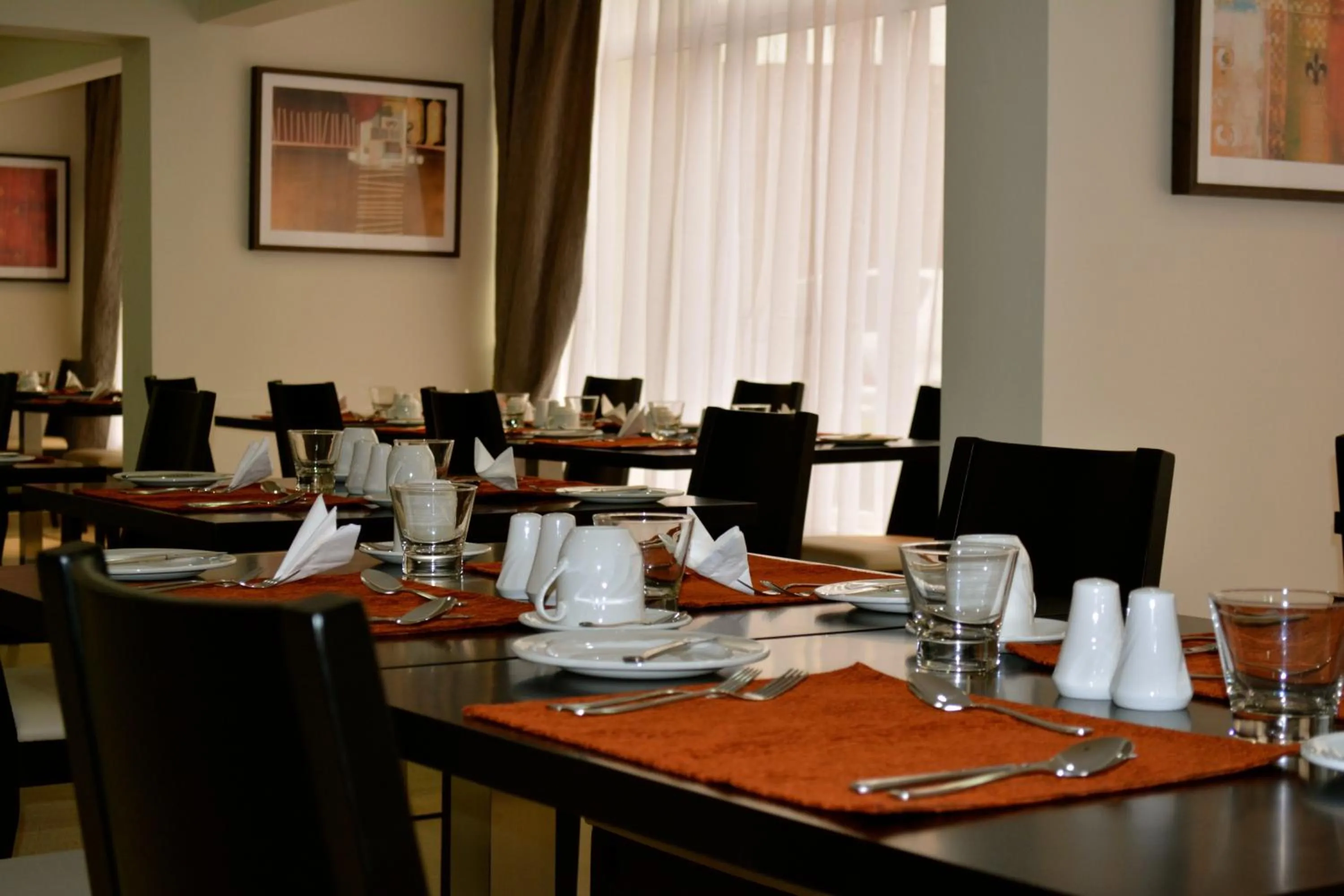 Restaurant/places to eat in New Brookfields Hotel