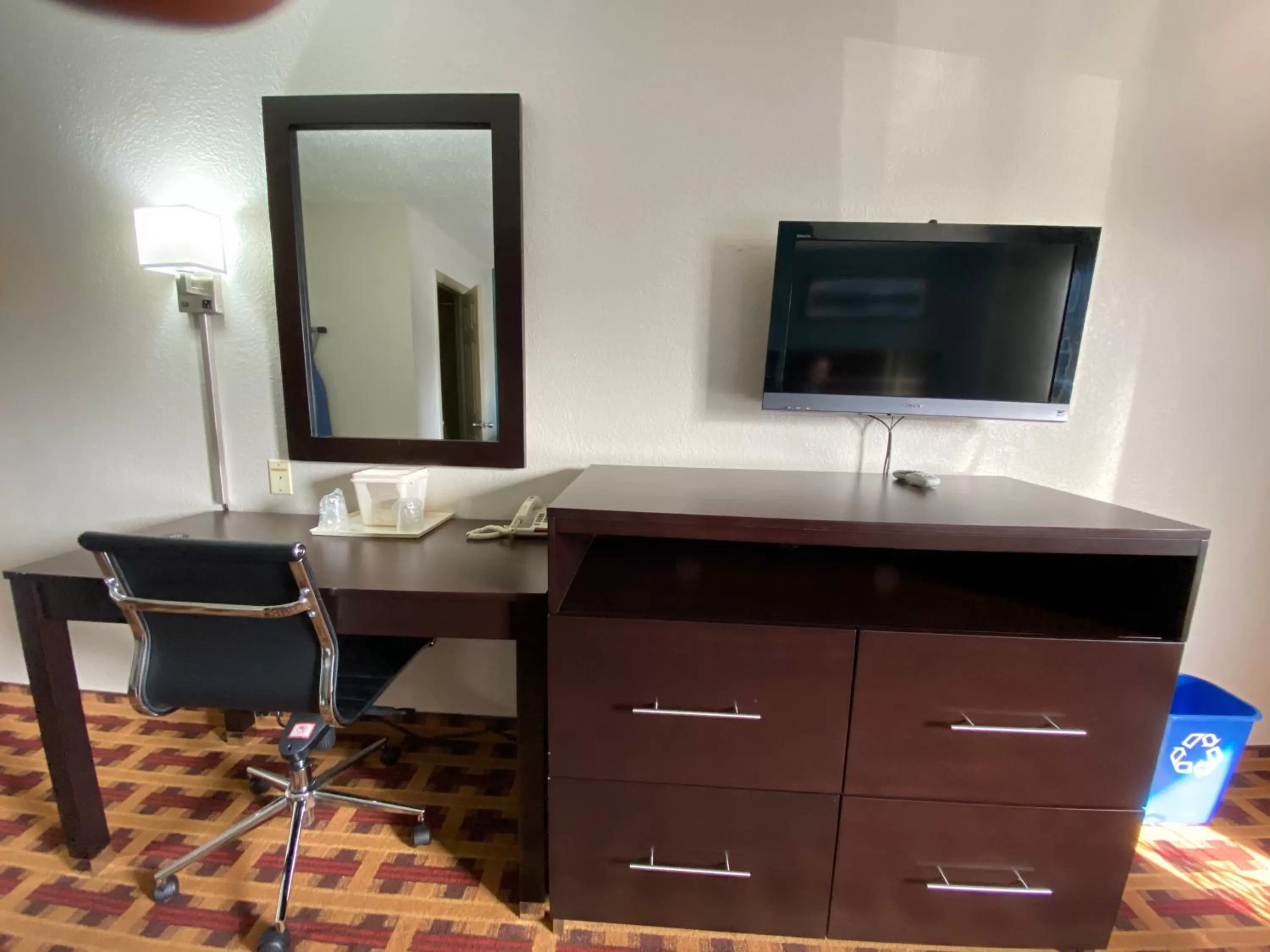 TV and multimedia in Lodge Inn Wrightstown - Fort Dix