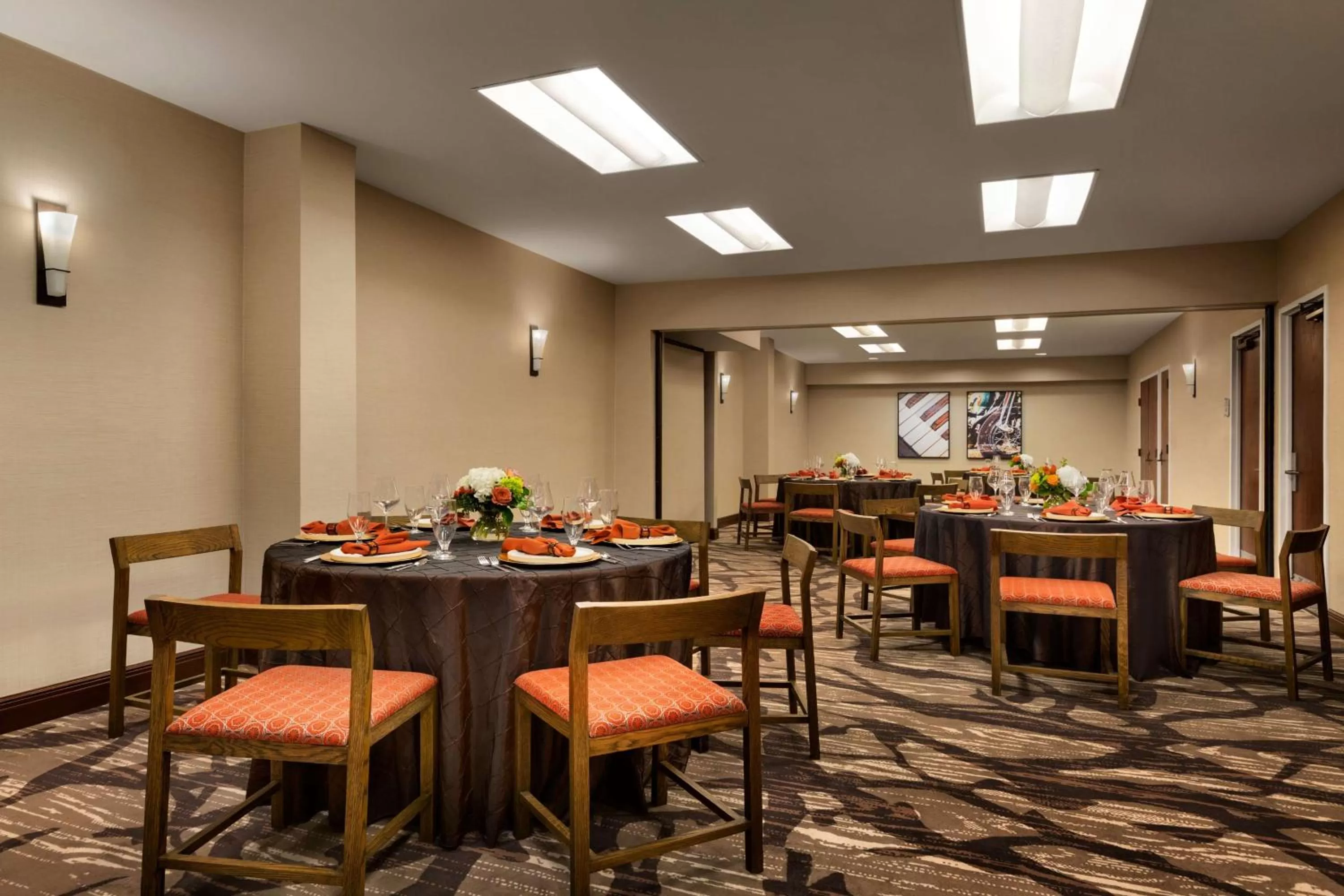 Dining area in Embassy Suites by Hilton Austin Downtown South Congress