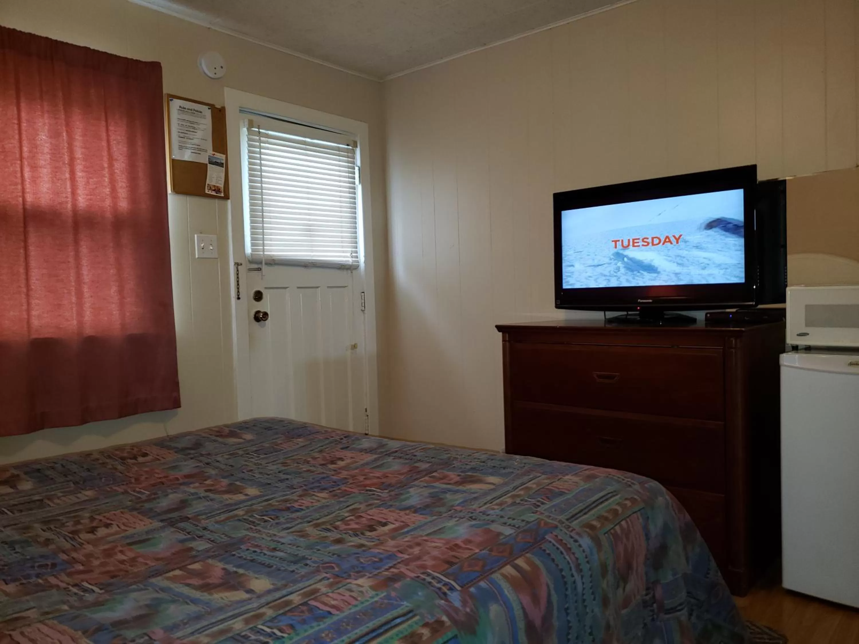 View (from property/room), Bed in Regent Motel