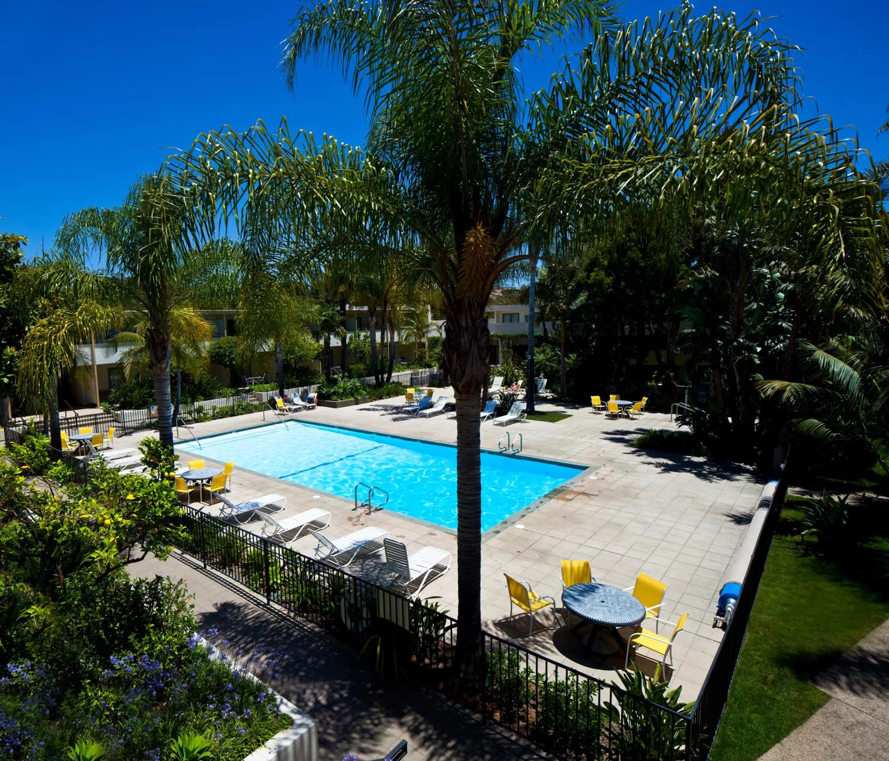 Swimming pool in Lemon Tree Inn