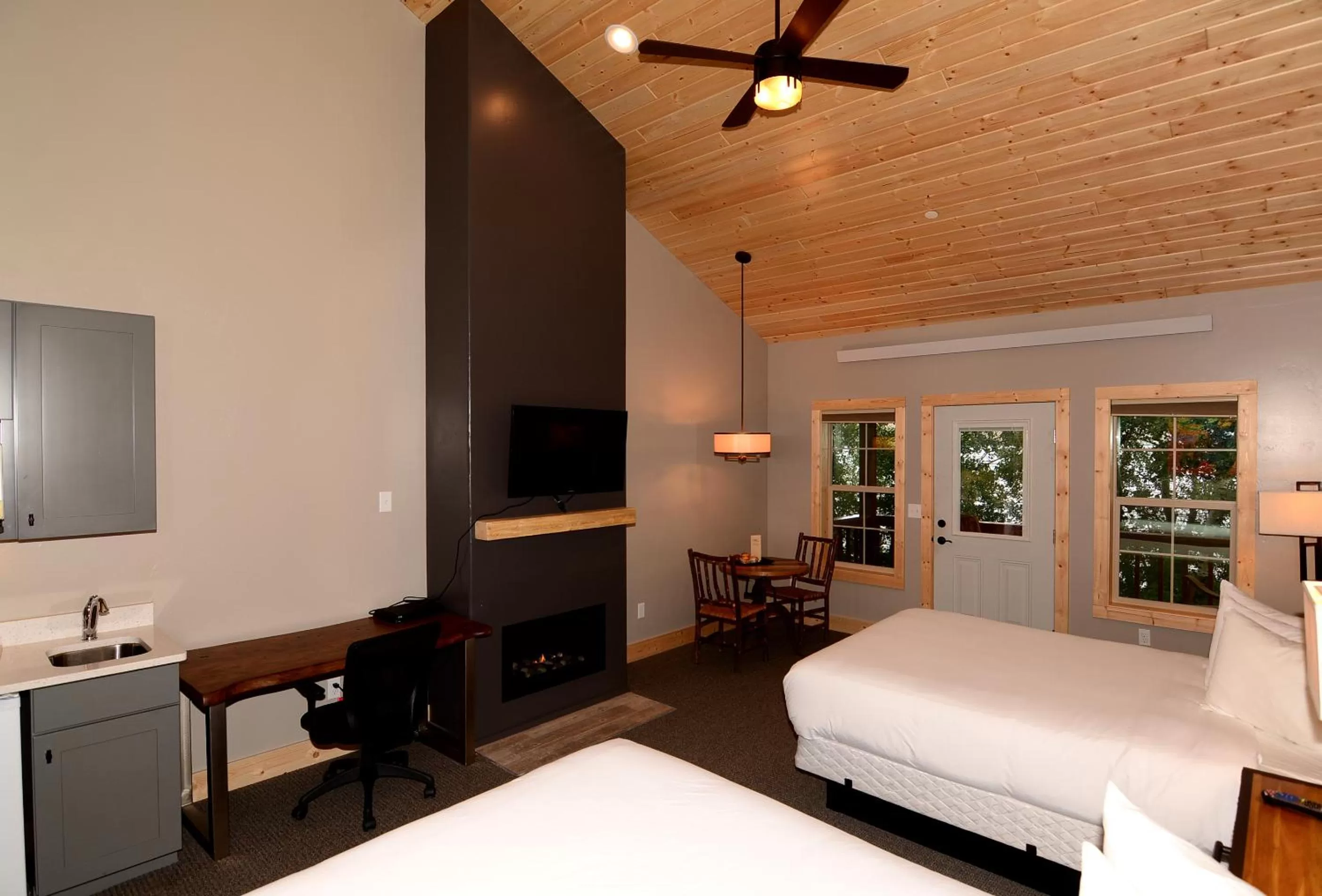 Photo of the whole room, Bed in Lakeside Lodge Resort and Marina