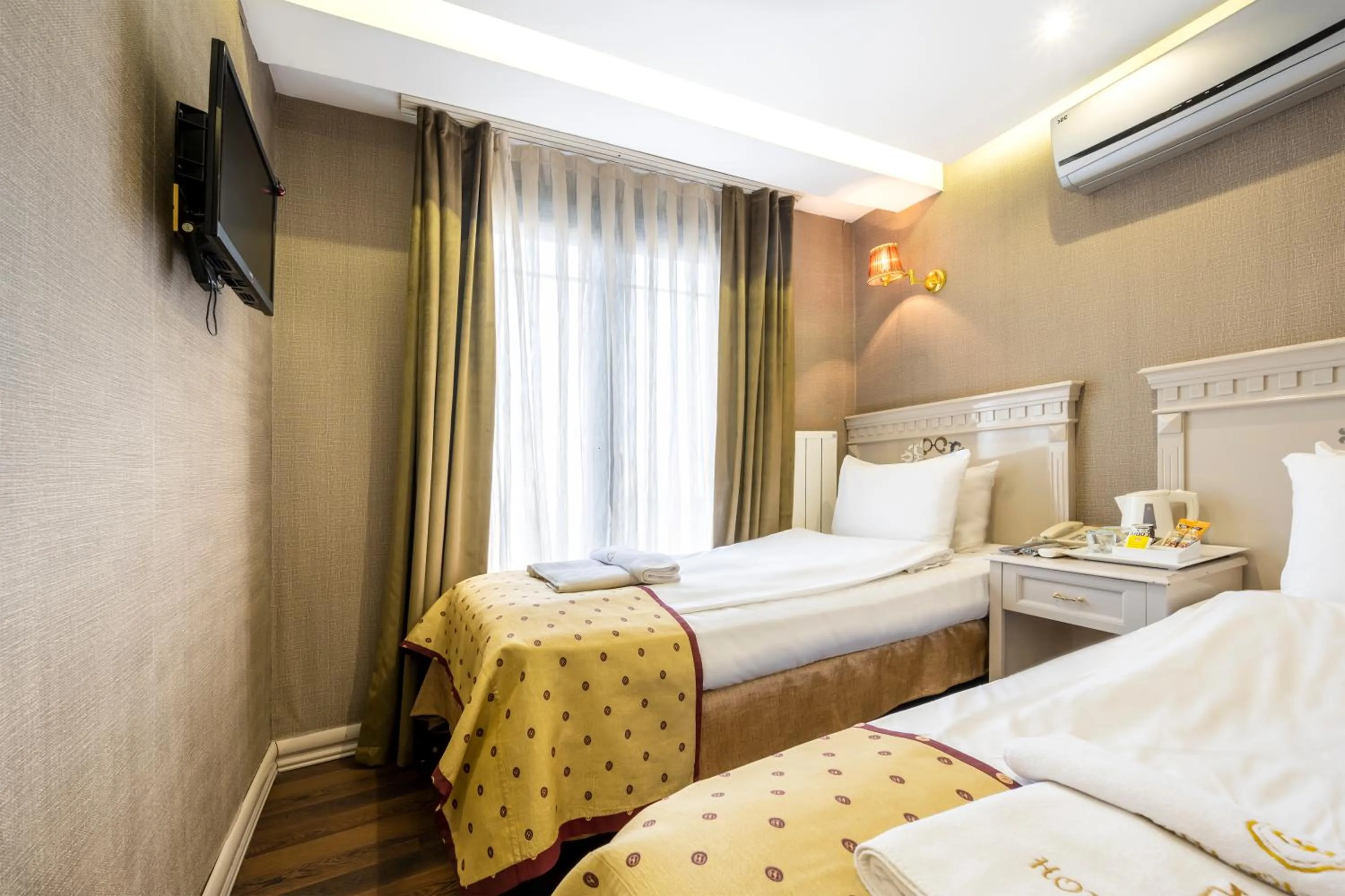 Communal lounge/ TV room, Bed in Golden Gate Hotel Topkapı