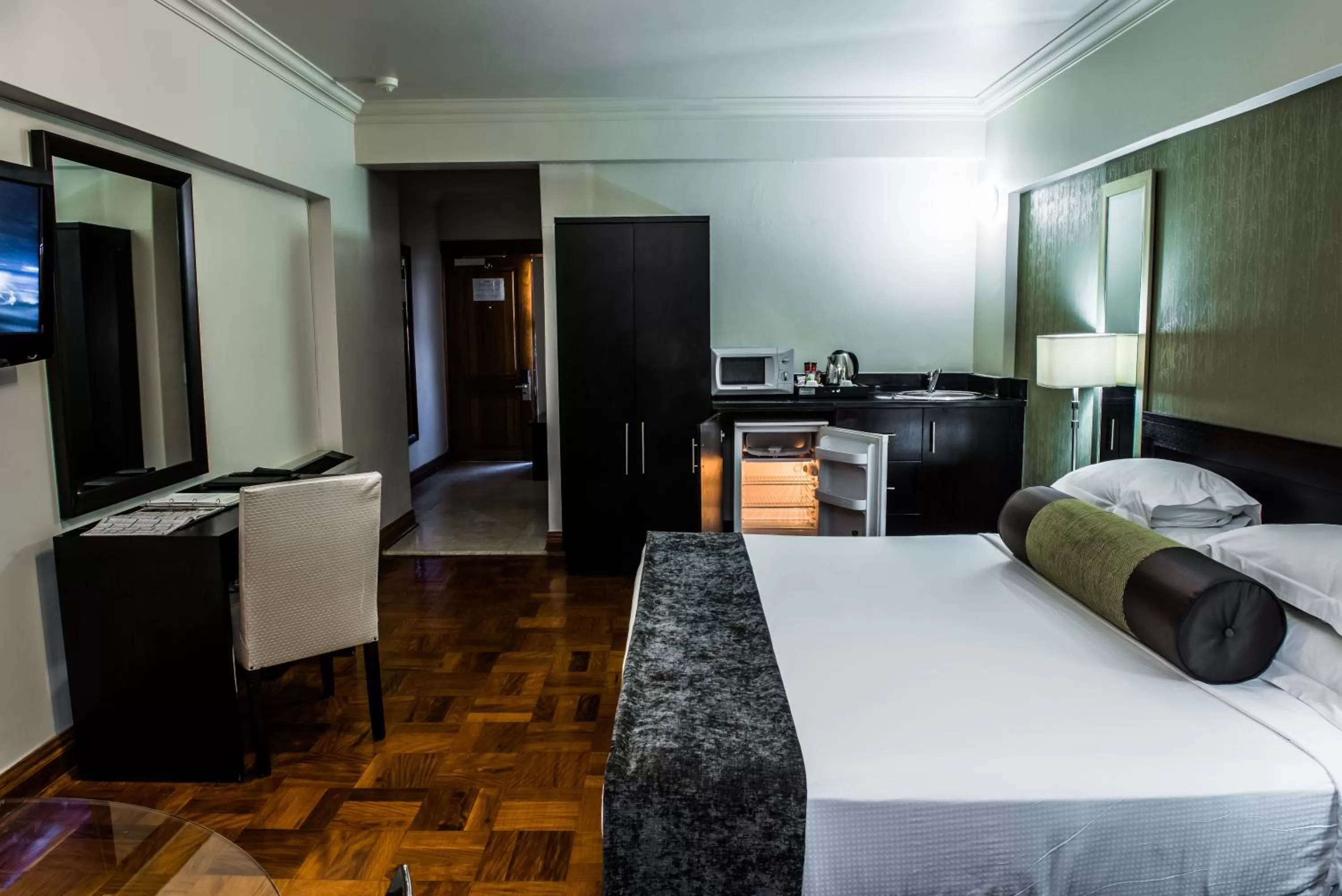 Bedroom, Bed in Belaire Suites Hotel