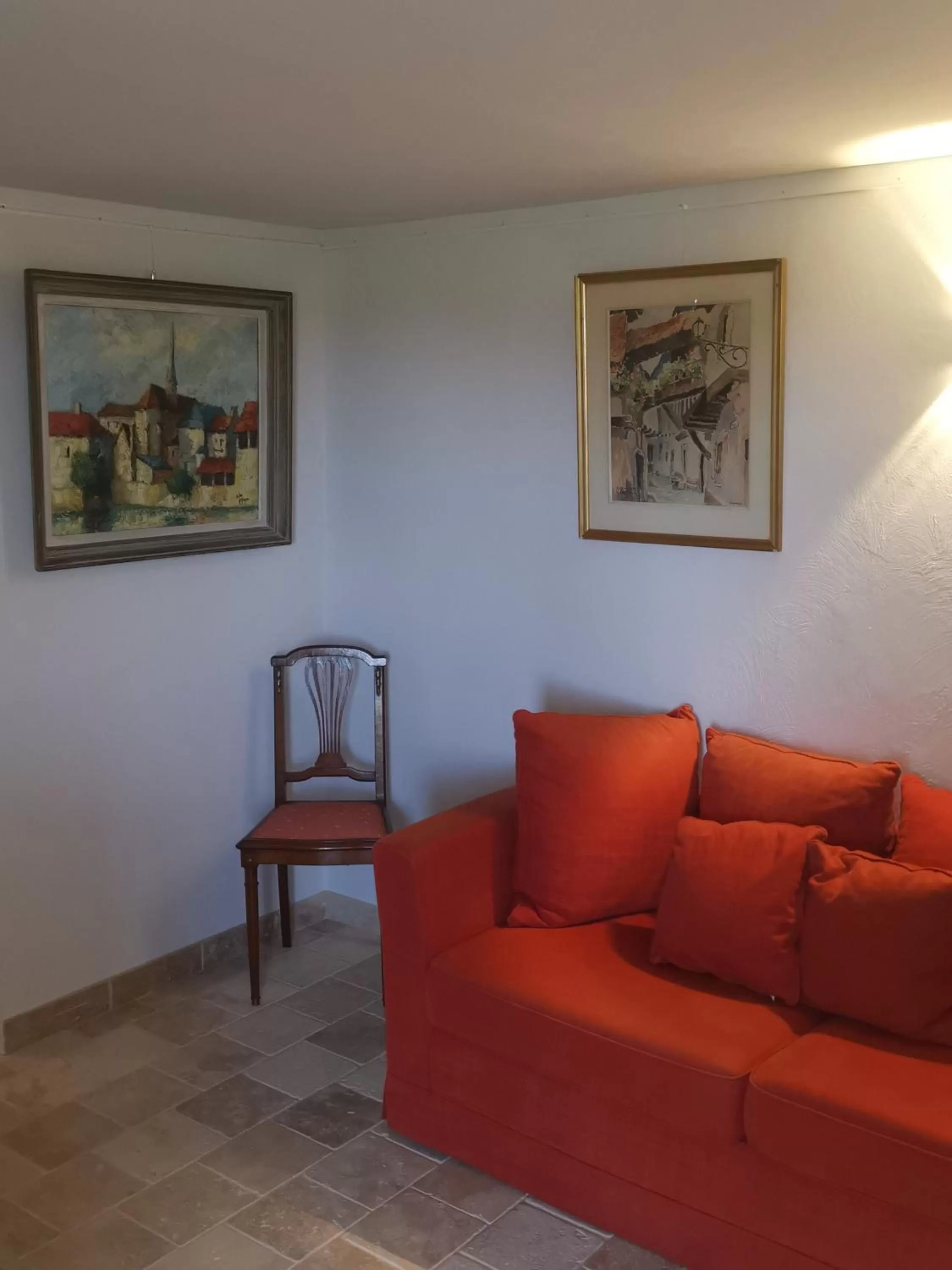 Seating area in Le nid des arts