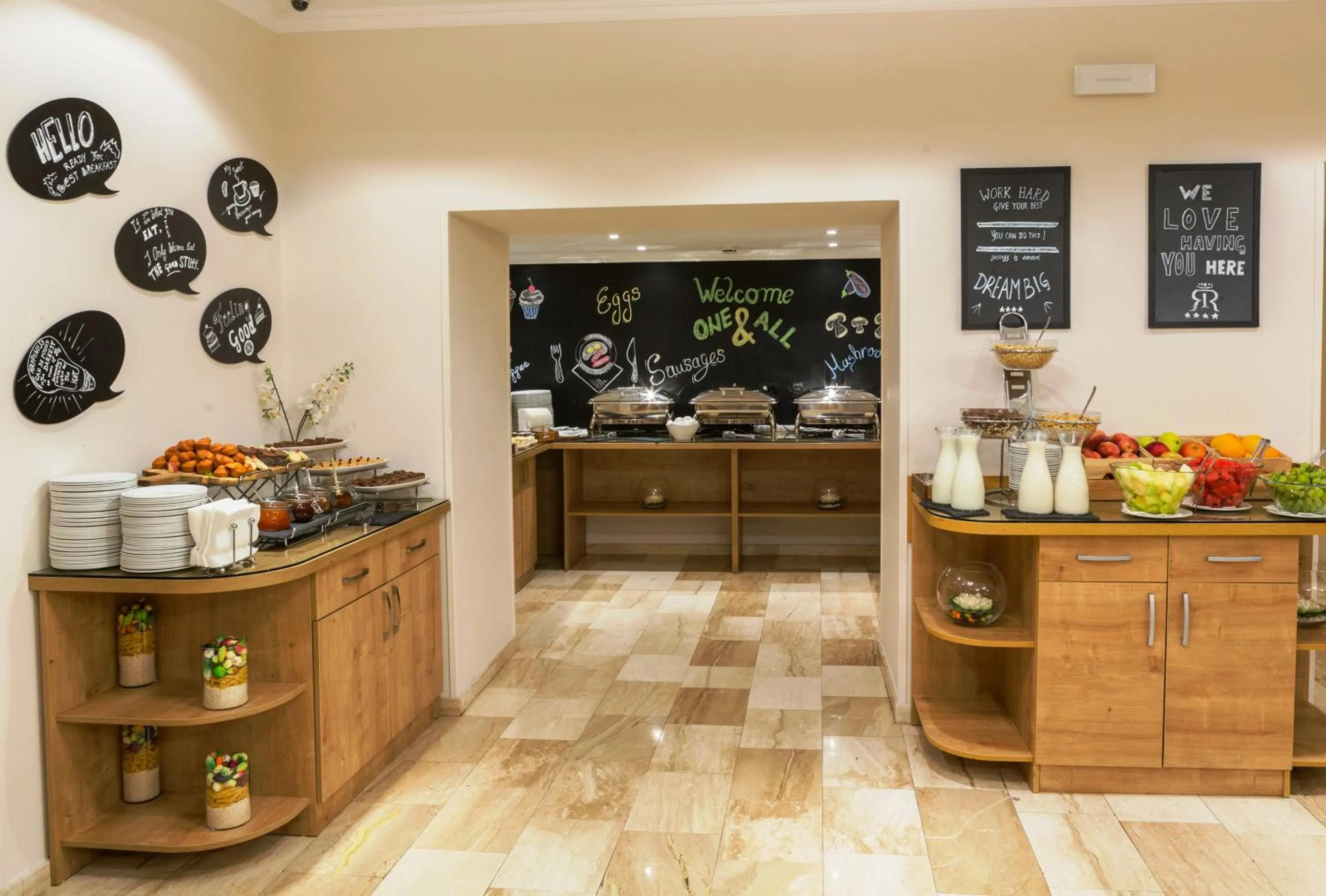 Kitchen or kitchenette in Hotel Royal Inn