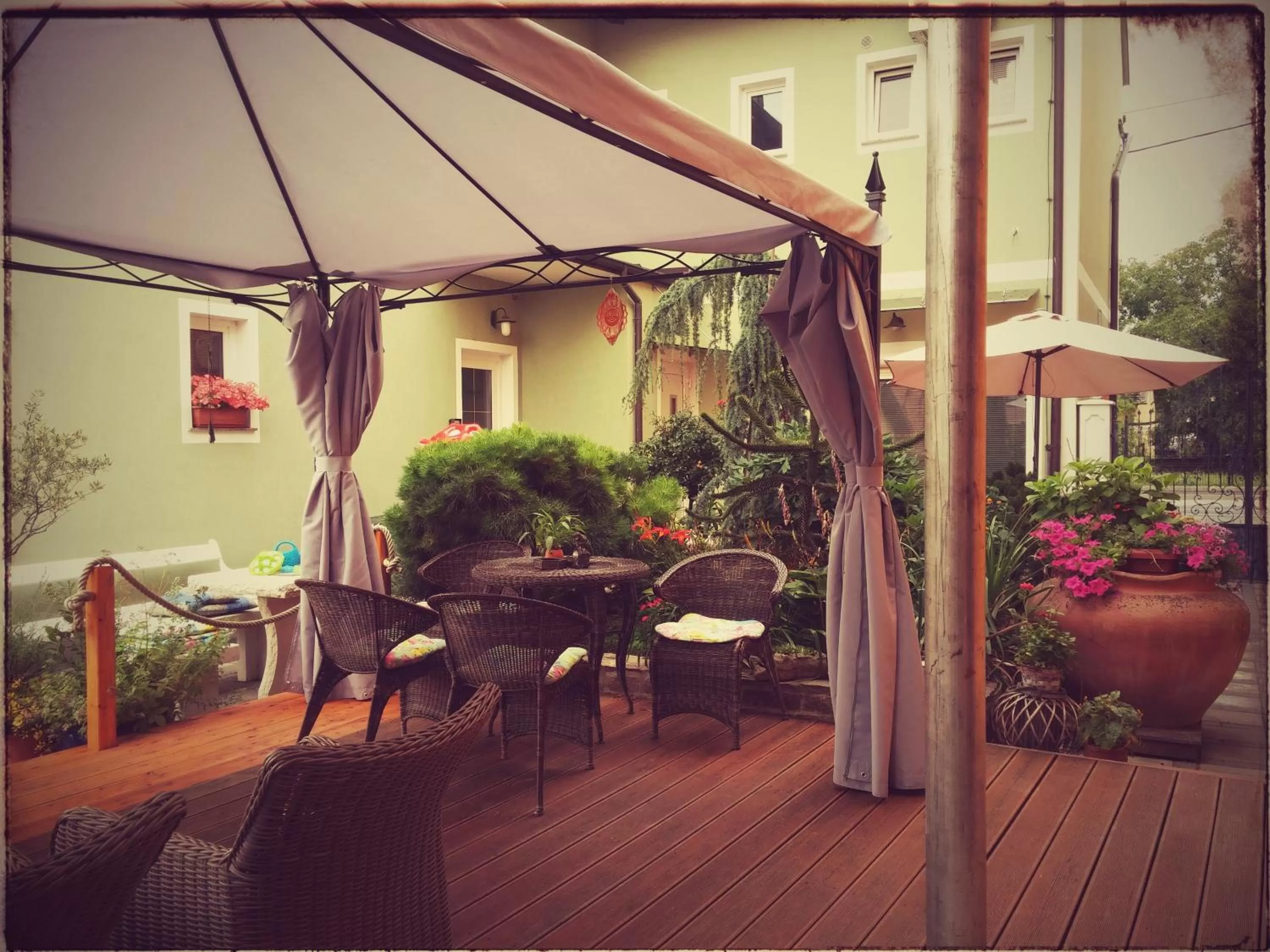 Garden, Restaurant/Places to Eat in Hostel Sonce