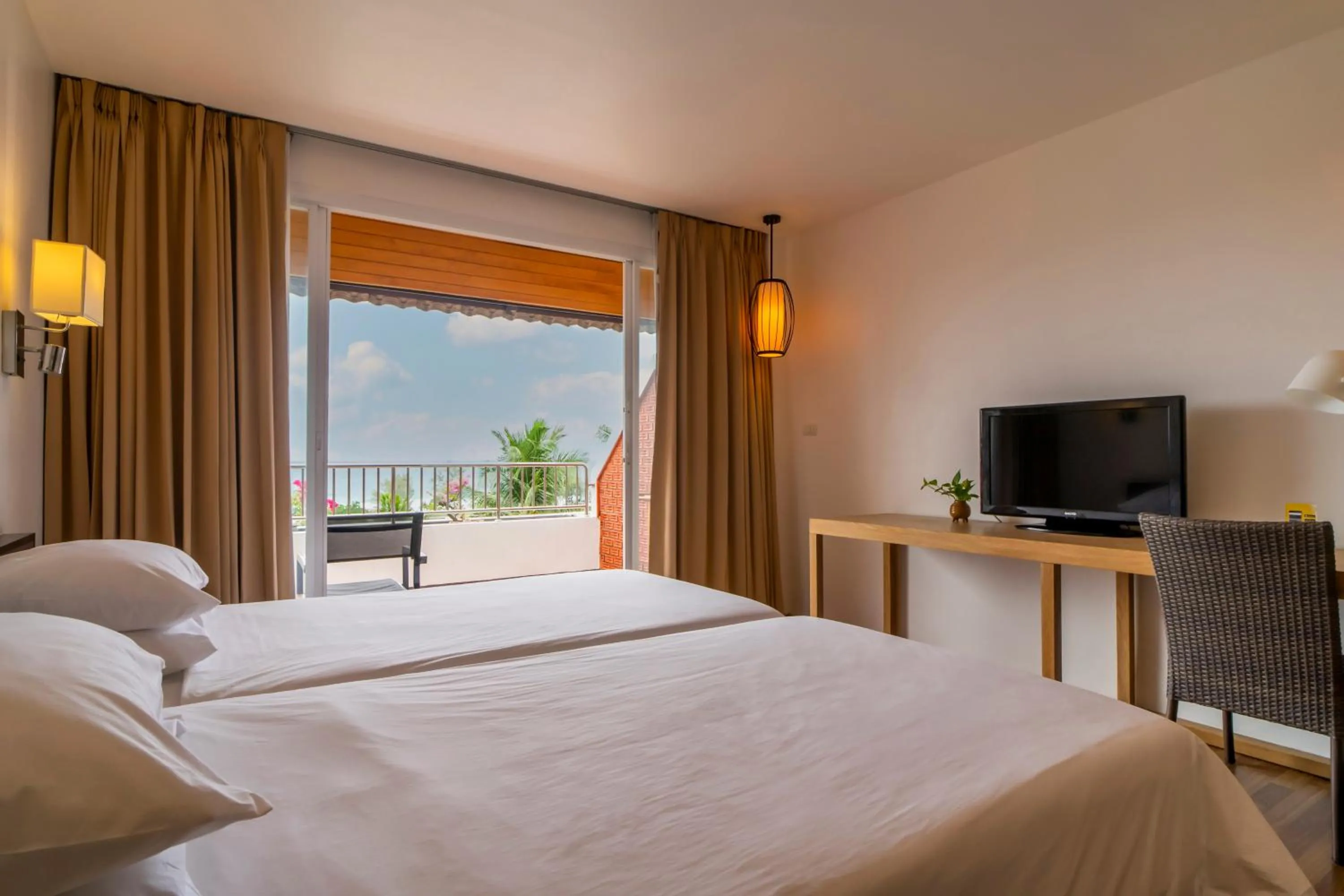 Bed in Best Western Phuket Ocean Resort