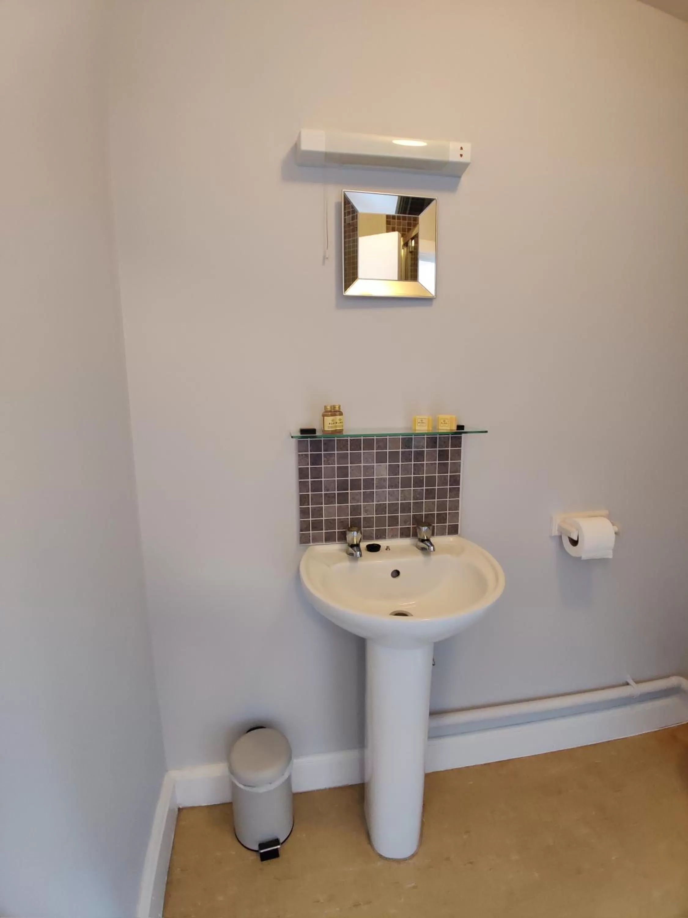 Bathroom in Woolpack Inn