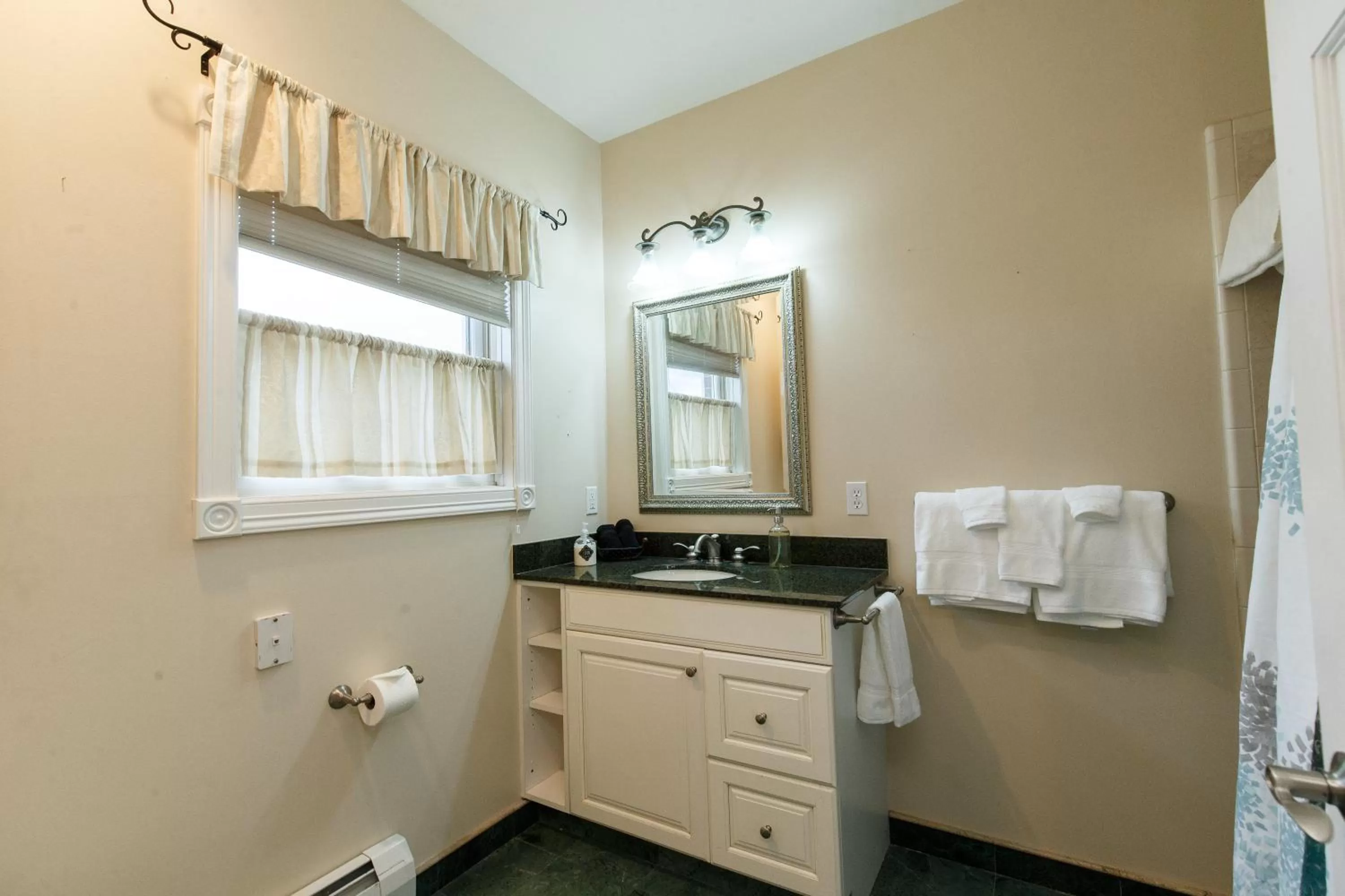 Bathroom in Lamp Post Lodge