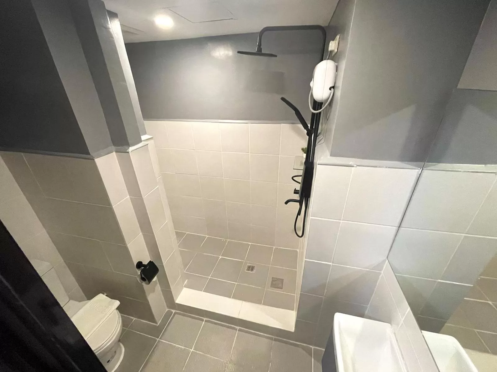 Shower in mySTAY Hotel BGC North