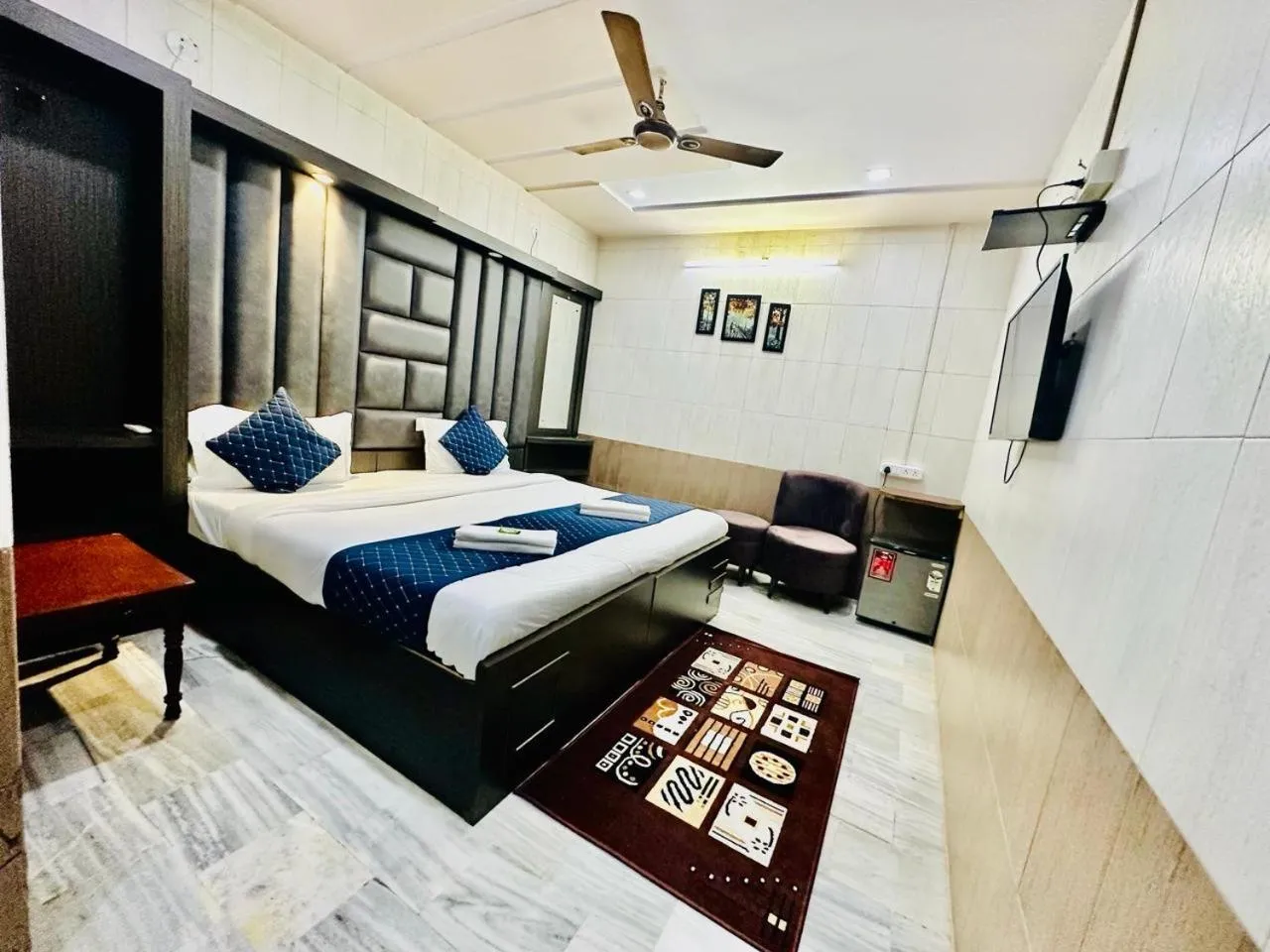 Photo of the whole room, Bed in Hotel Sheela, 100m from Taj Mahal