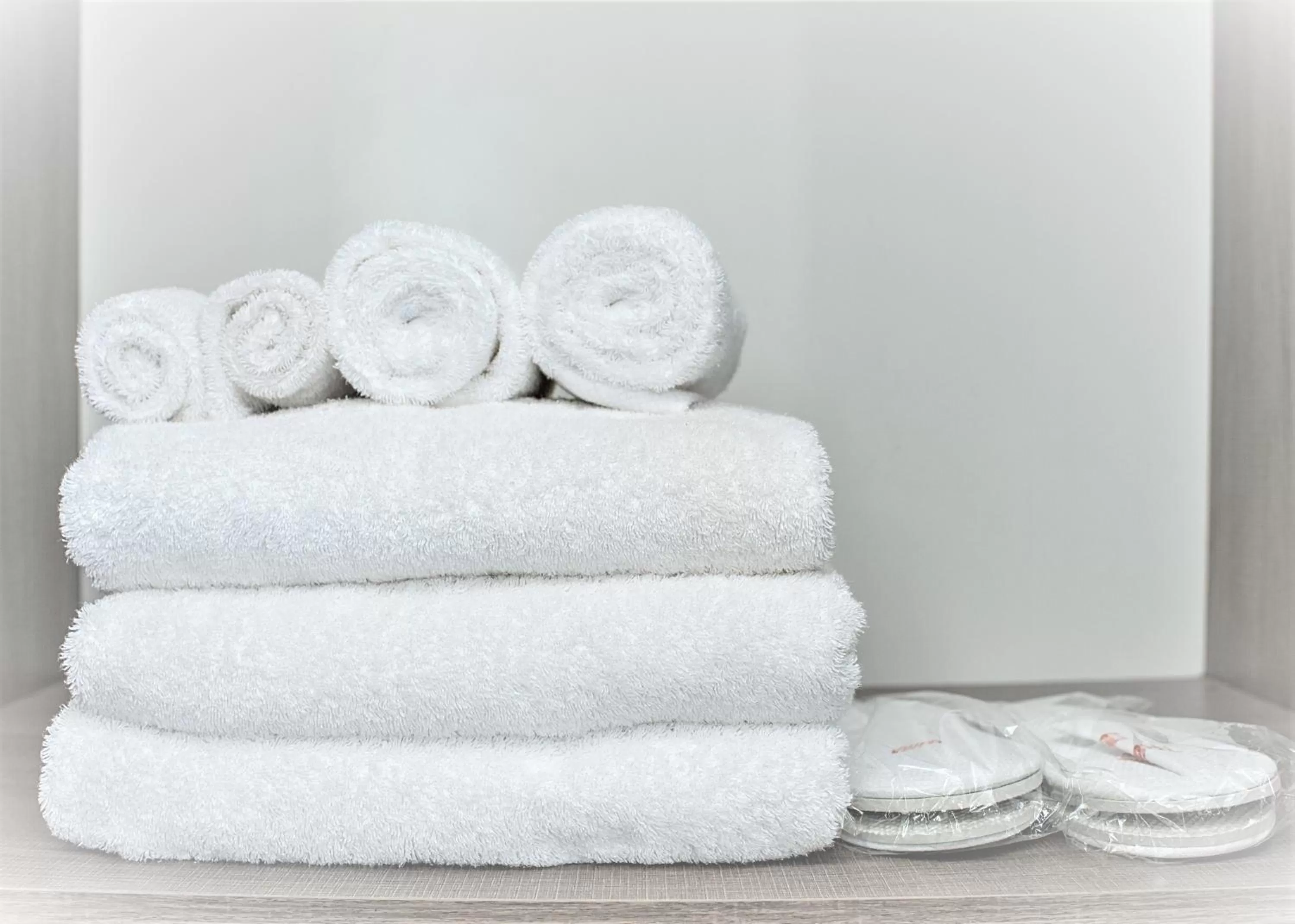 Bathroom, Bed in Montecito Apartments