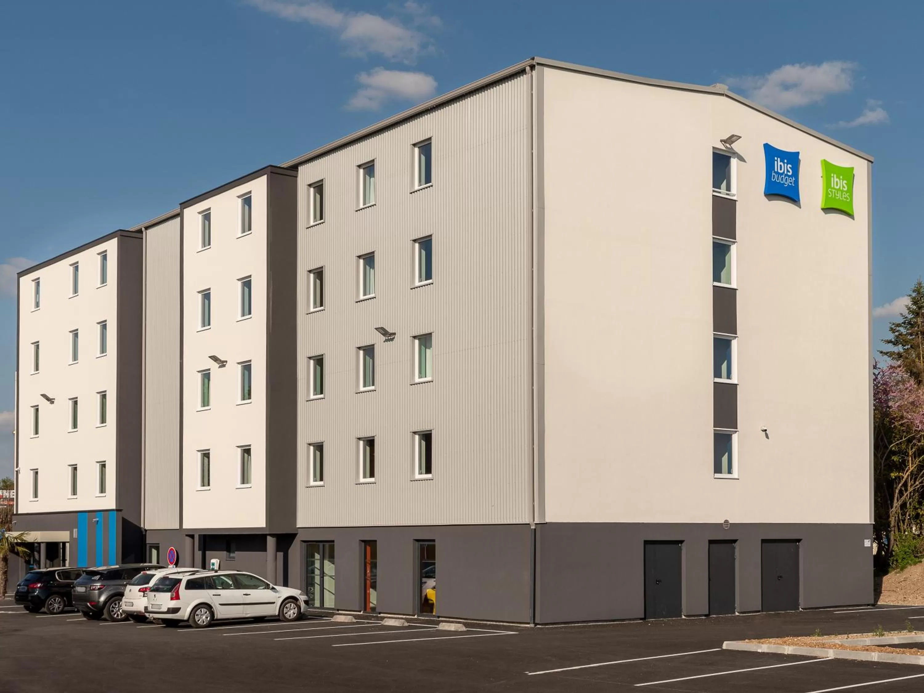 Property building in ibis Budget Cognac