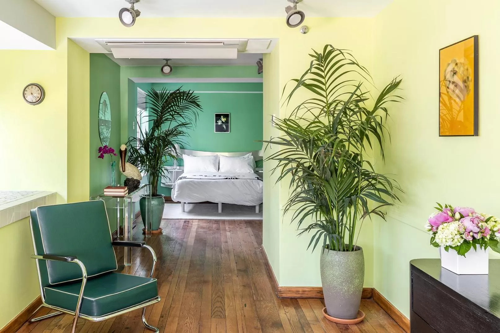 Photo of the whole room, Bed in Pelican Hotel