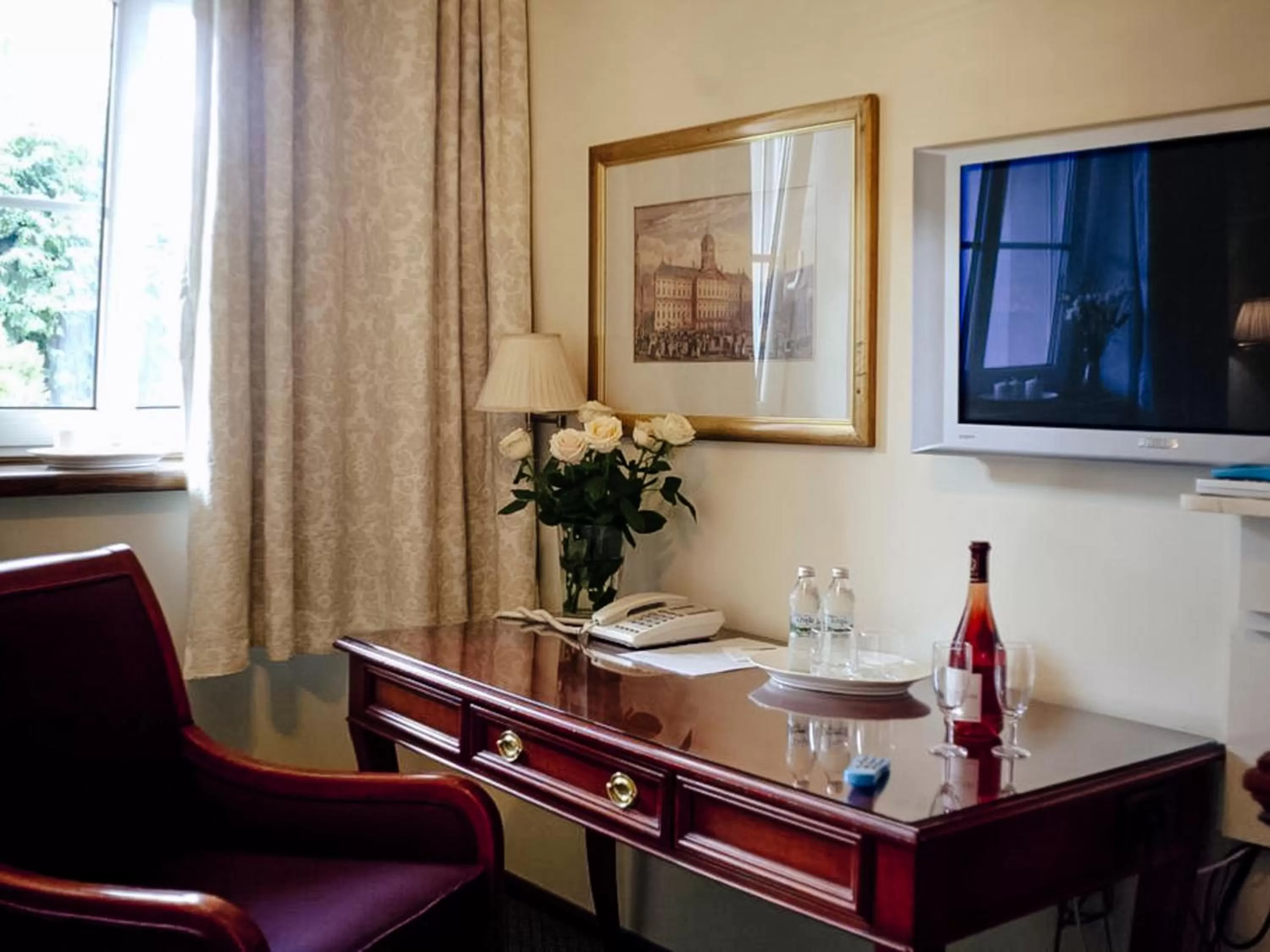 TV and multimedia in Miodosytnia Aparthotel