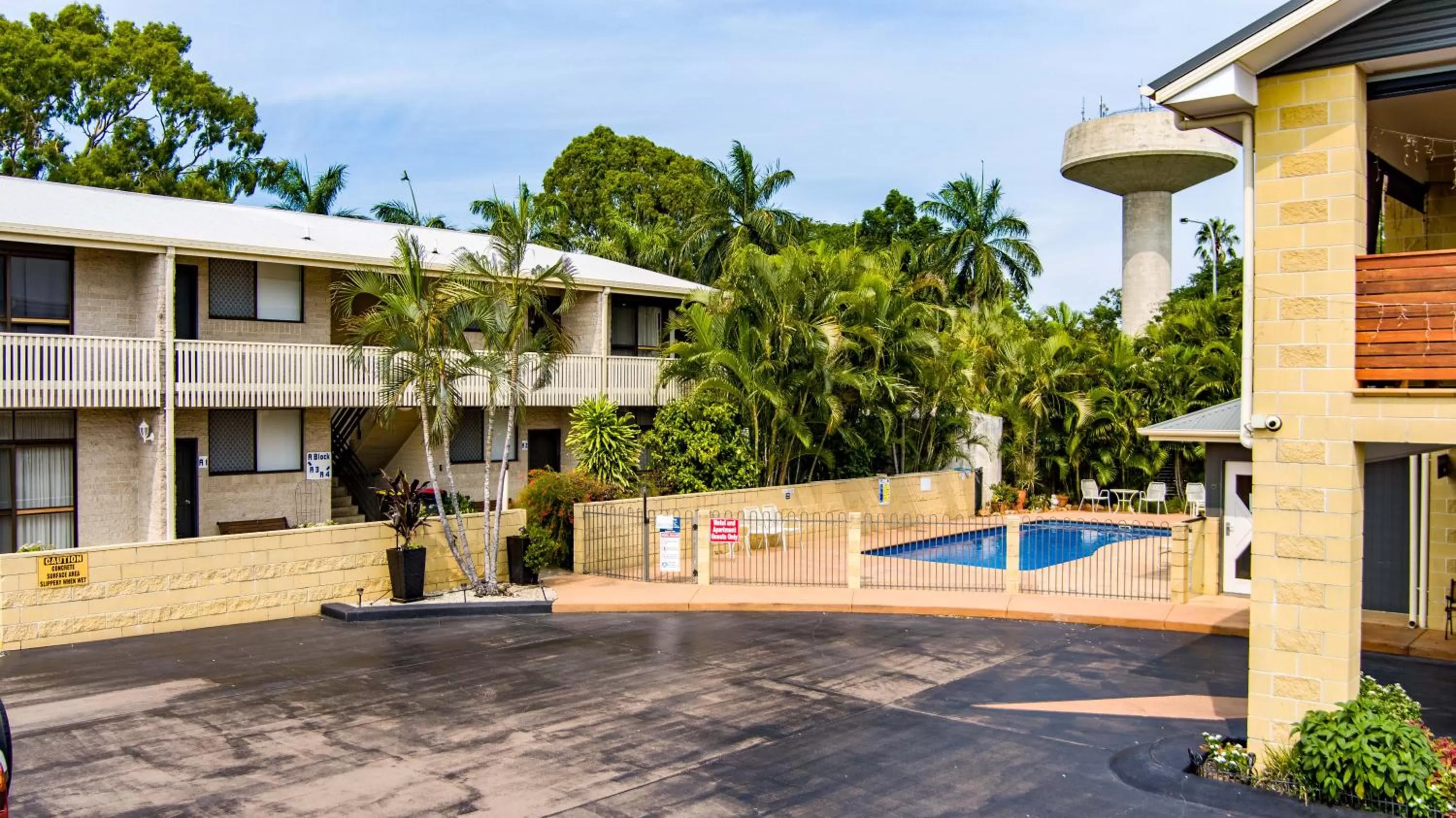 Swimming Pool in Emerald Gardens Motel & Apartments