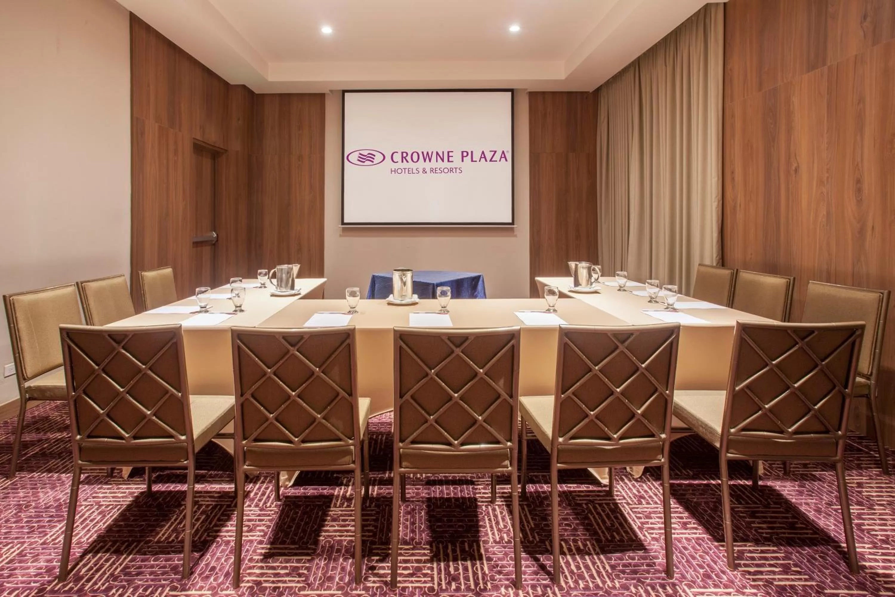 Meeting/conference room in Crowne Plaza Airport by IHG