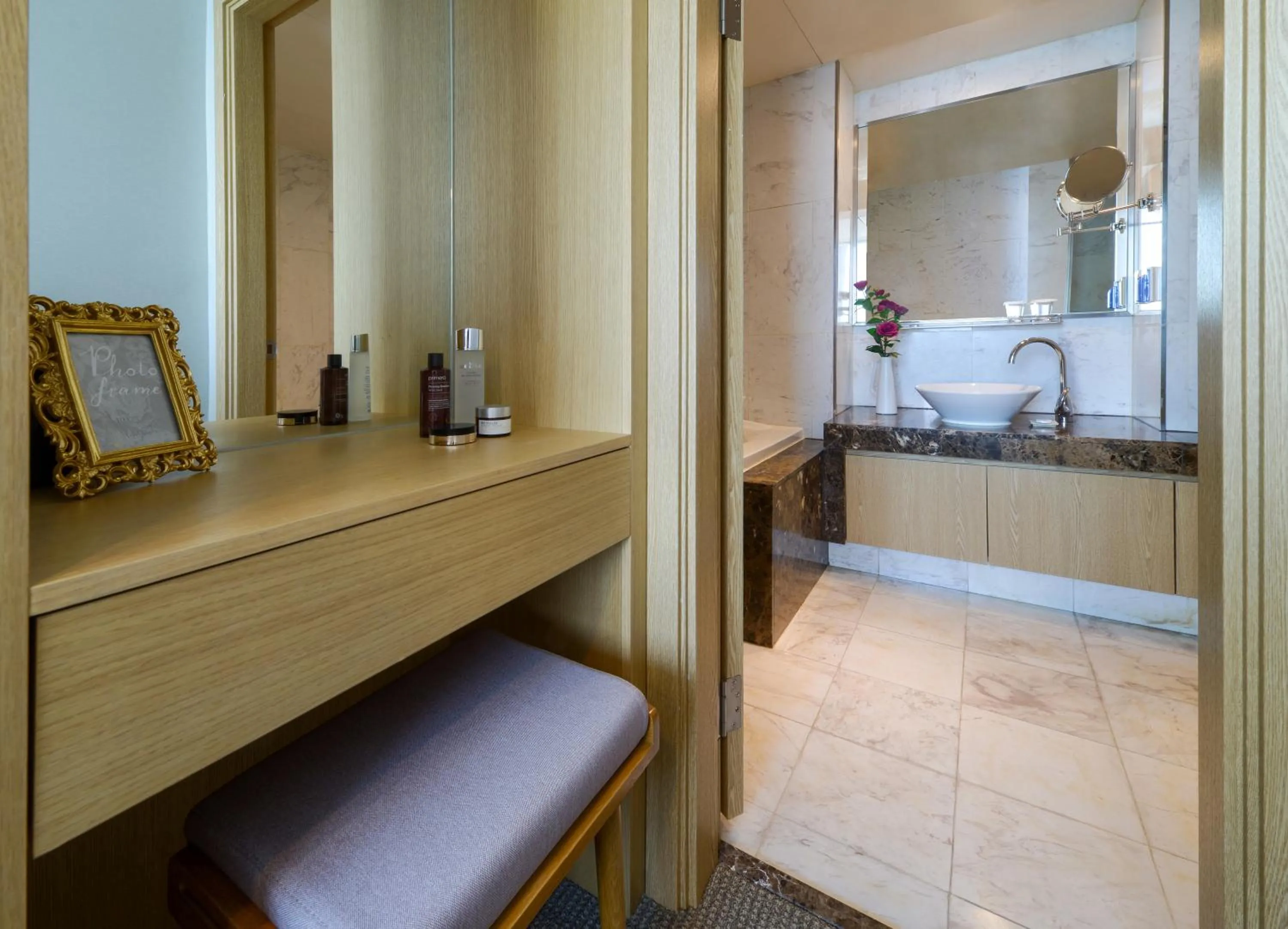 Bedroom in Harbor Park Hotel