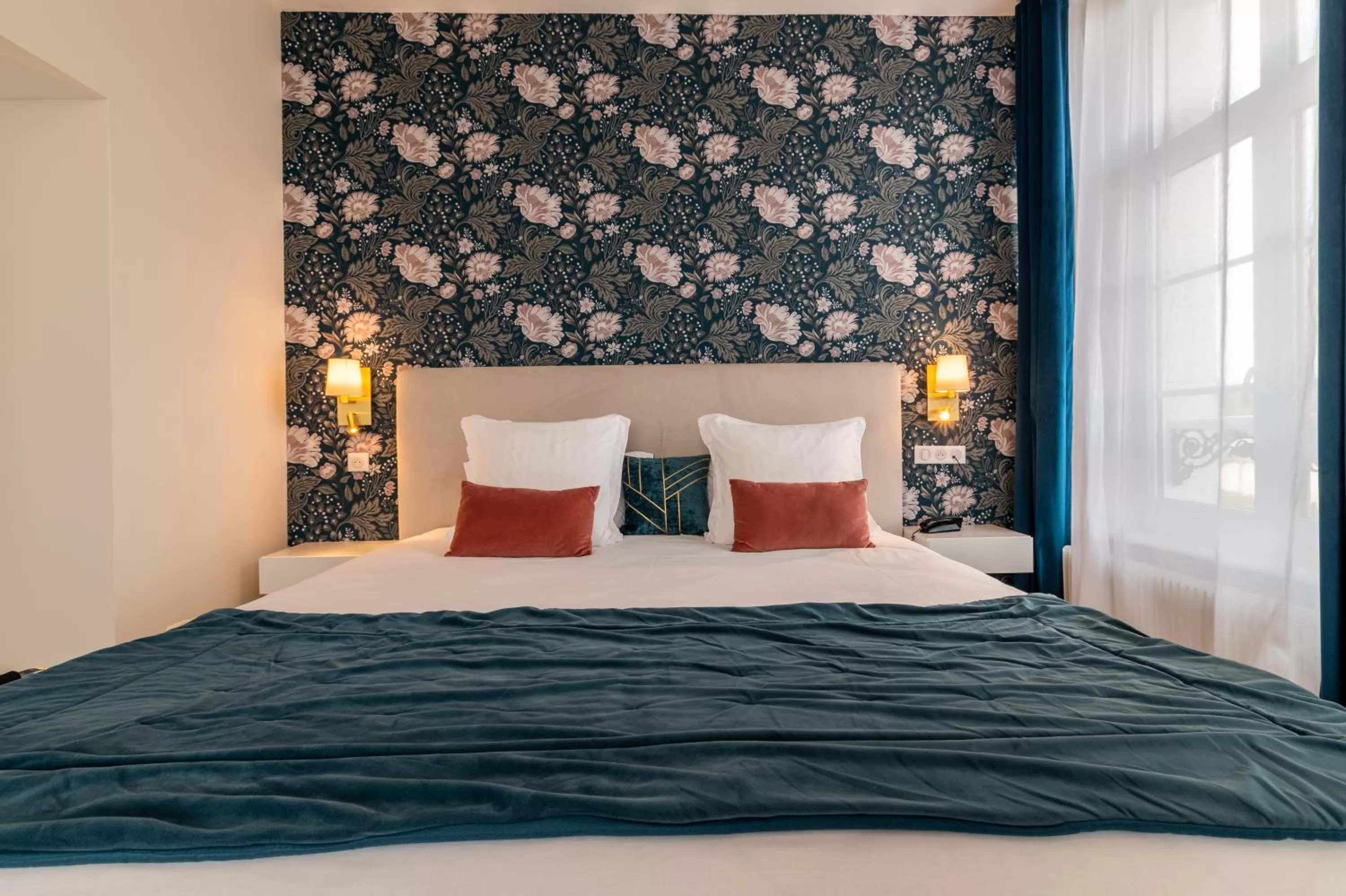 Property building, Bed in Hôtel Échappée en Baie - Parking privé gratuit dont forfaits bornes électriques réservable