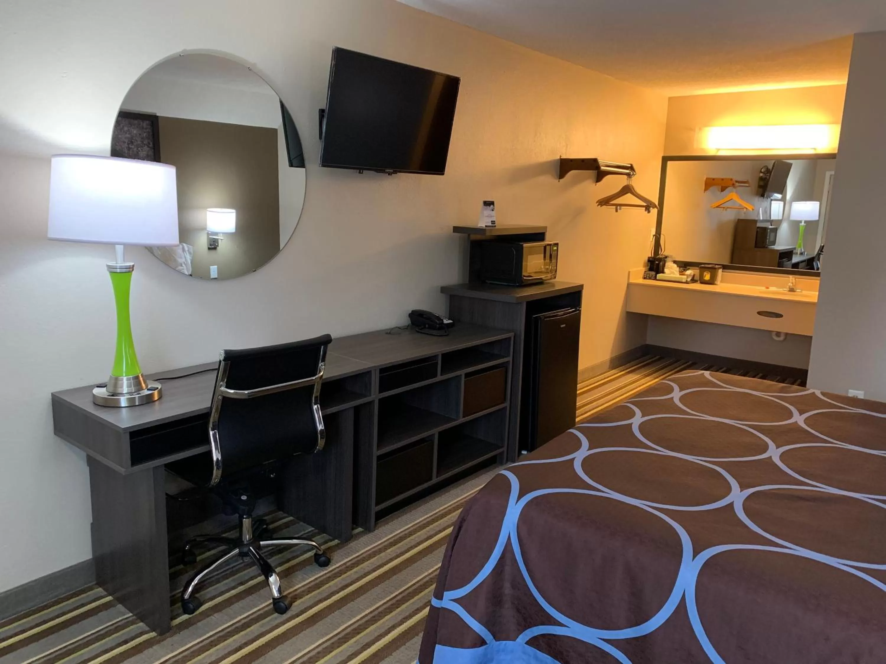 TV and multimedia, Bed in Super 8 by Wyndham Brownsburg