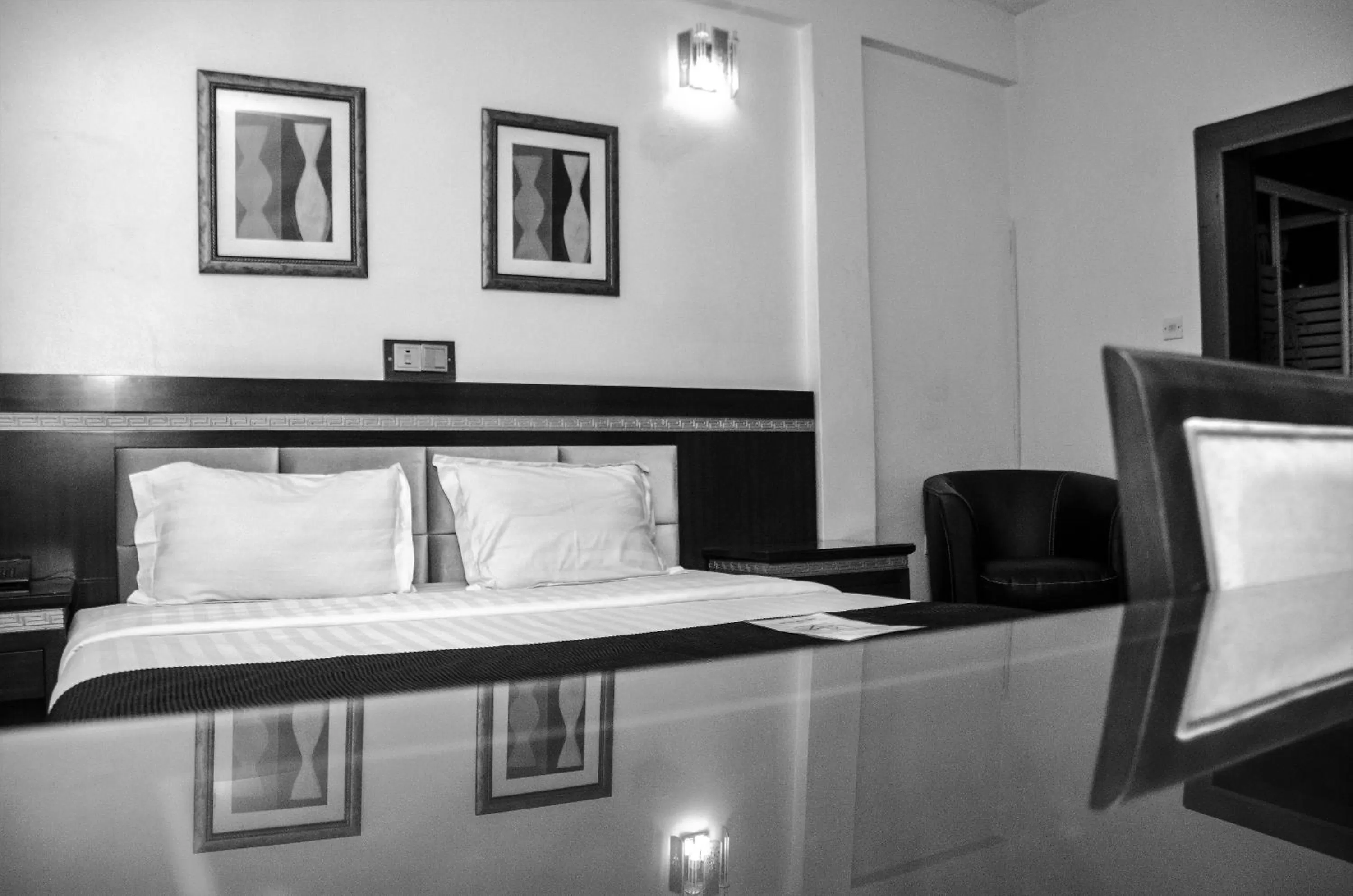 Shower, Bed in Hotel Rosebud