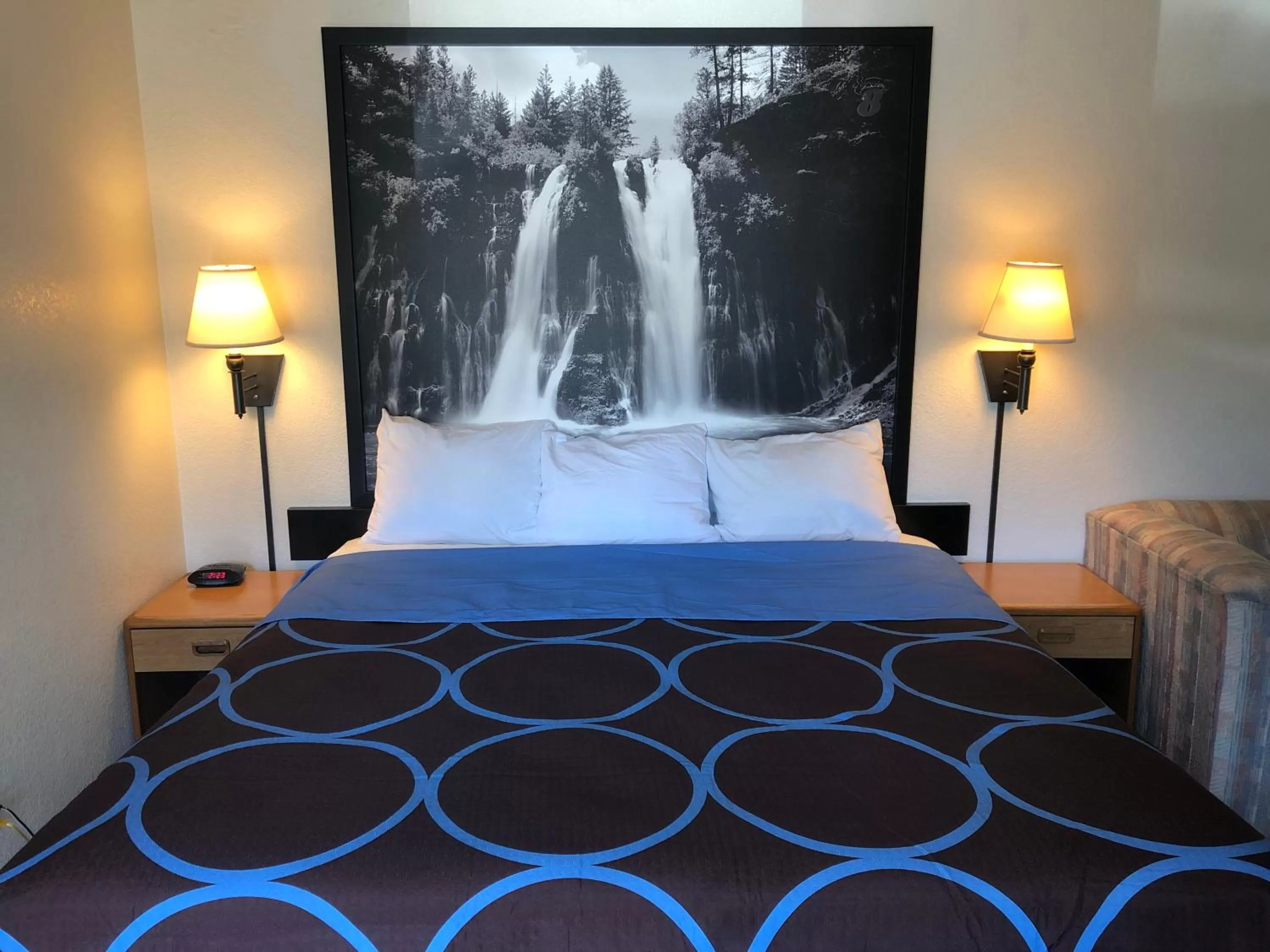 Photo of the whole room, Bed in Super 8 by Wyndham Red Bluff