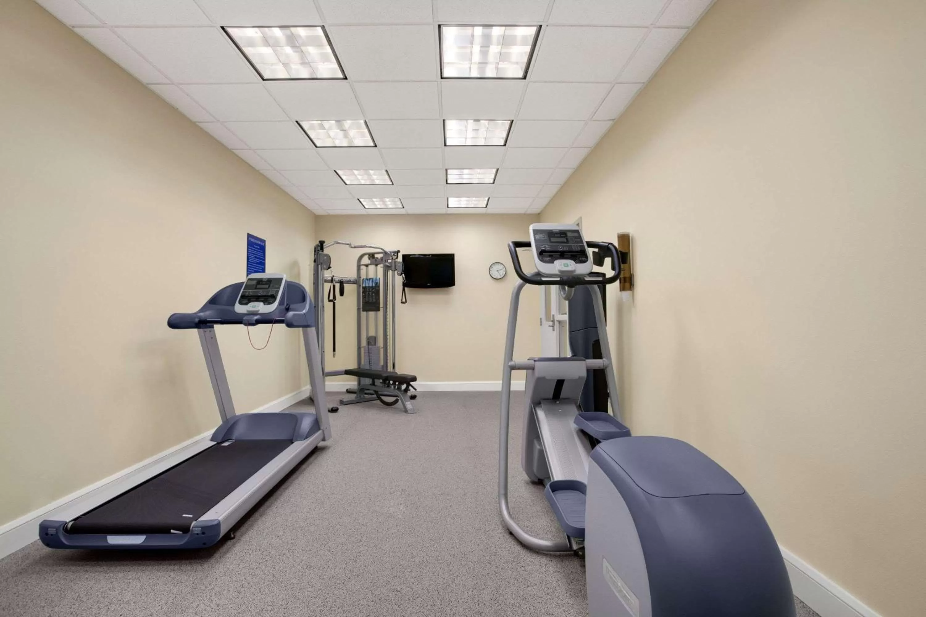 Fitness centre/facilities in Days Inn by Wyndham Victoria
