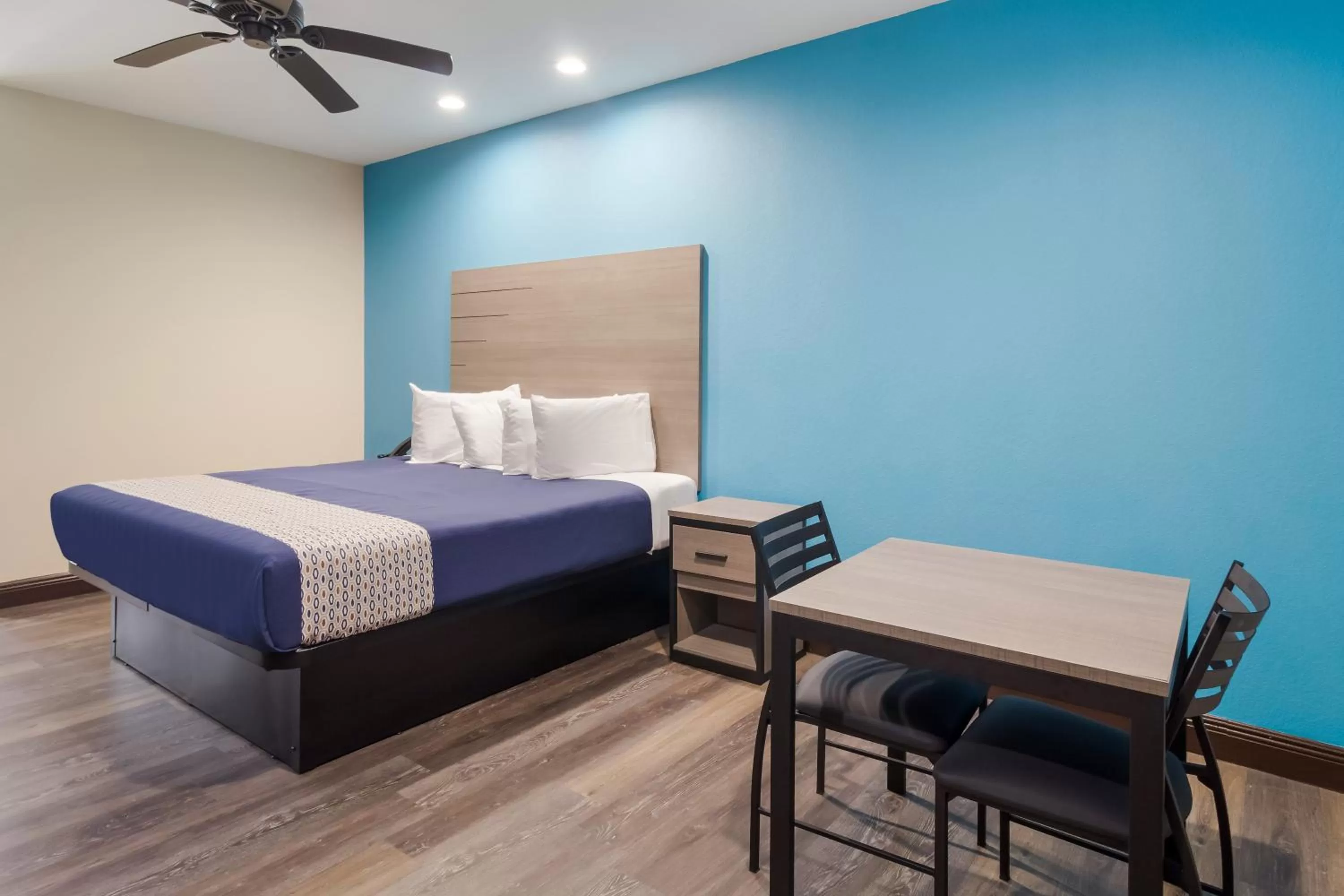 Bed in Scottish Inns & Suites Hitchcock-Santa Fe