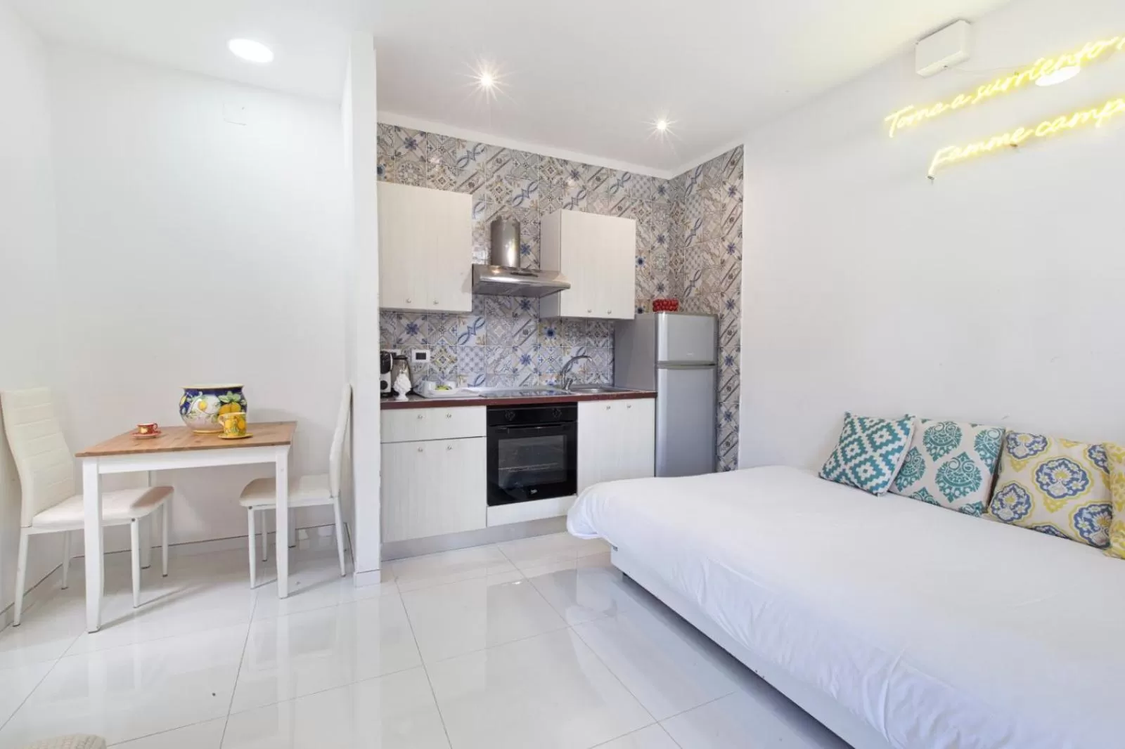 Coffee/tea facilities, Kitchen/Kitchenette in SORRENTO HOME