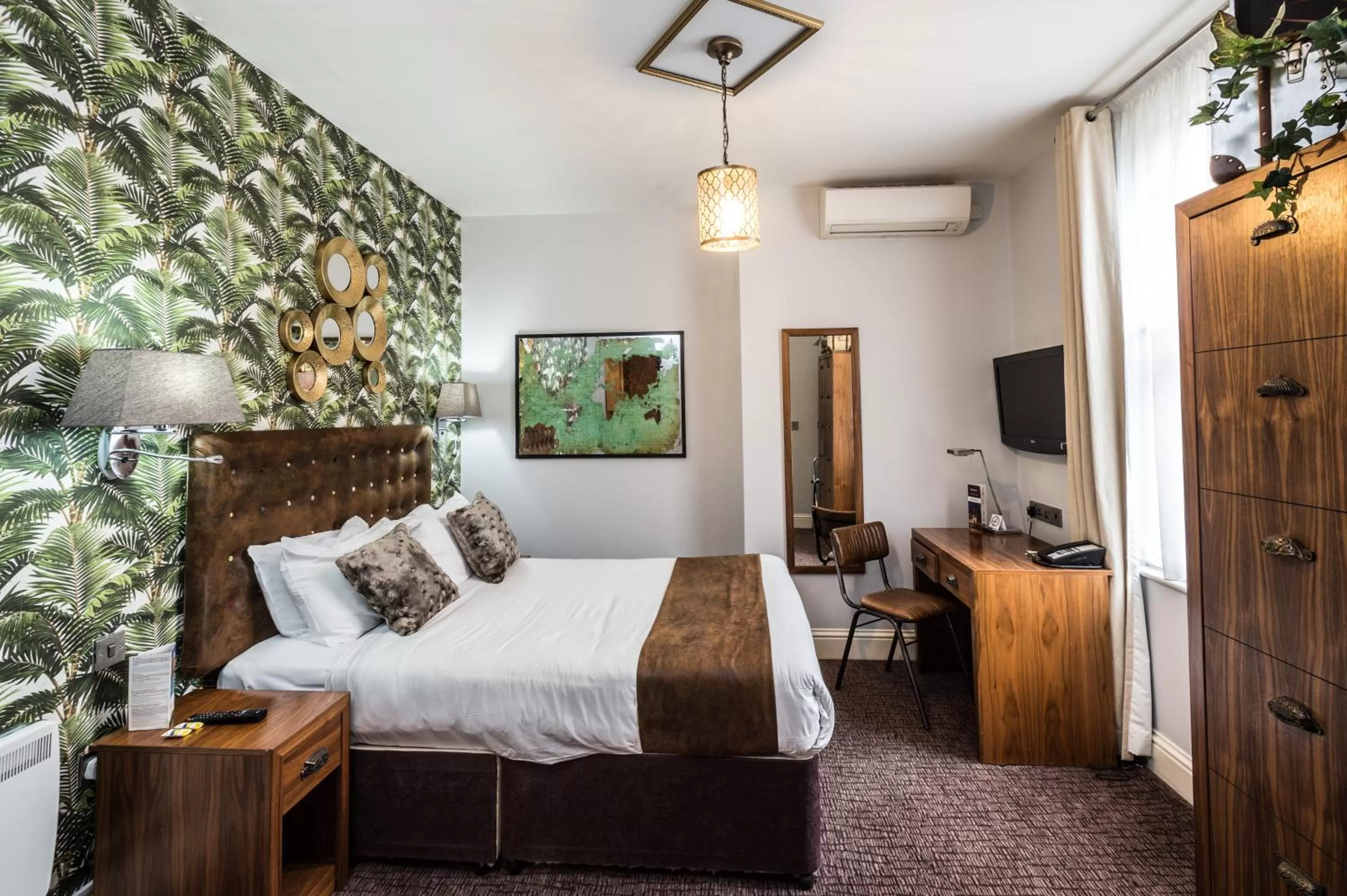 Bed in Mercure Nottingham City Centre Hotel