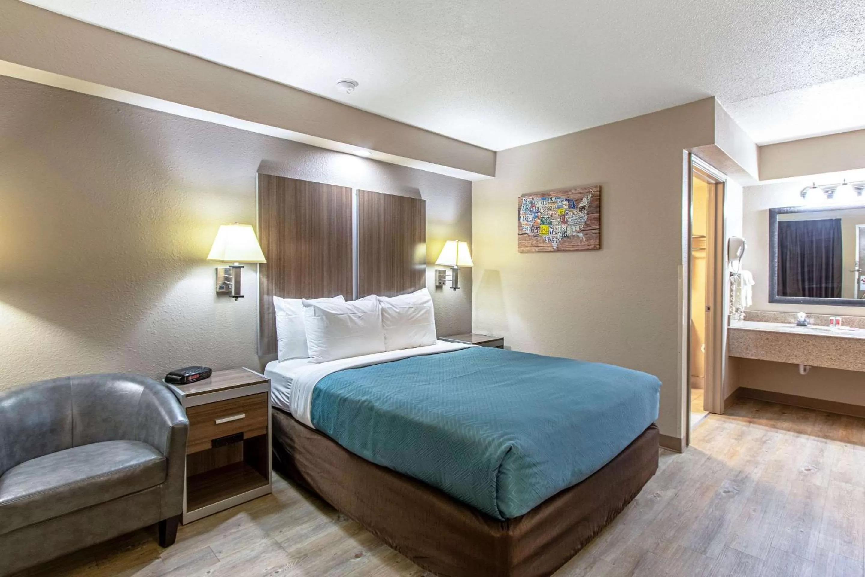 Photo of the whole room, Bed in Econo Lodge Kingsville