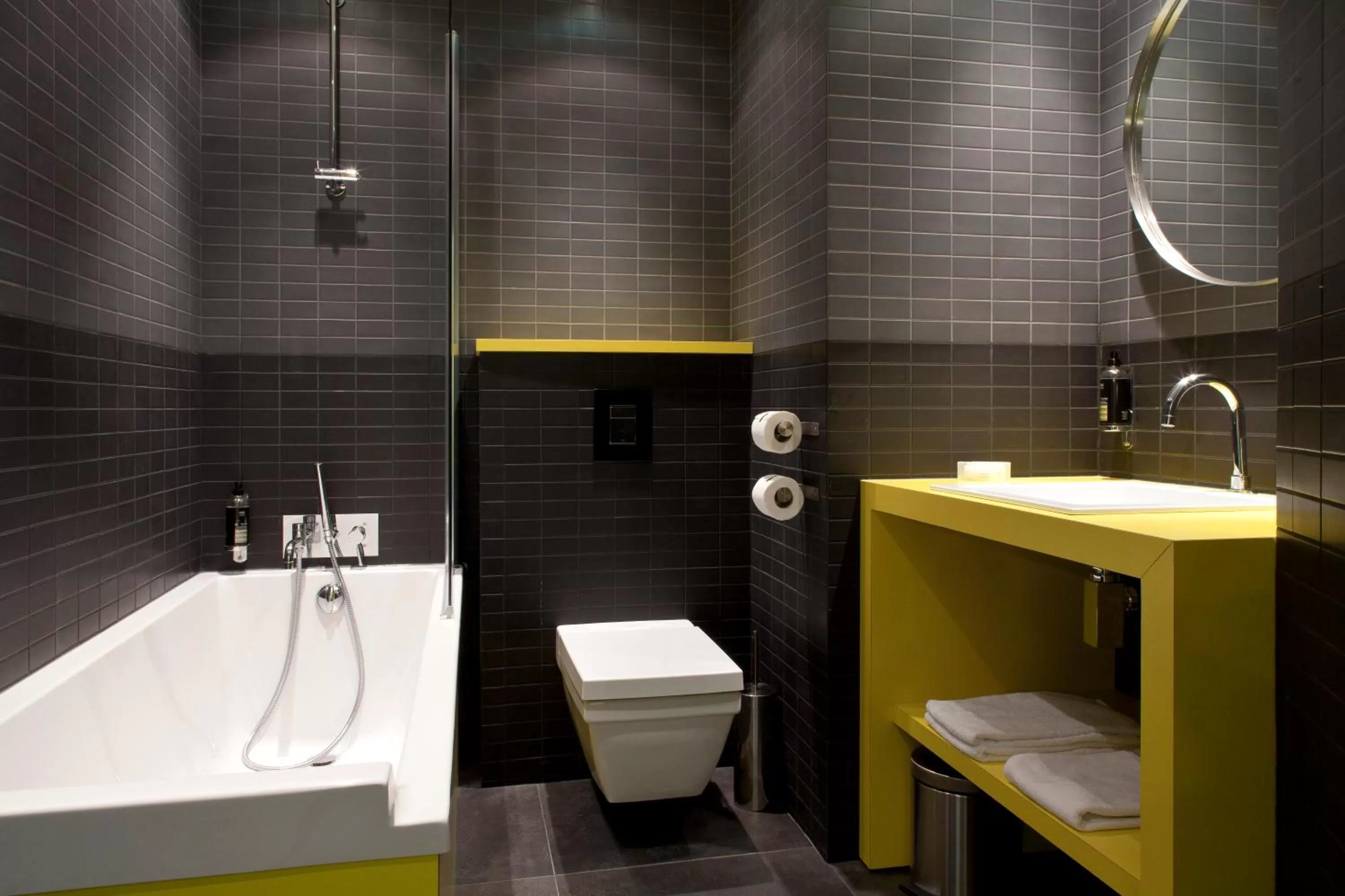 Shower in Hôtel Montmorency & Spa