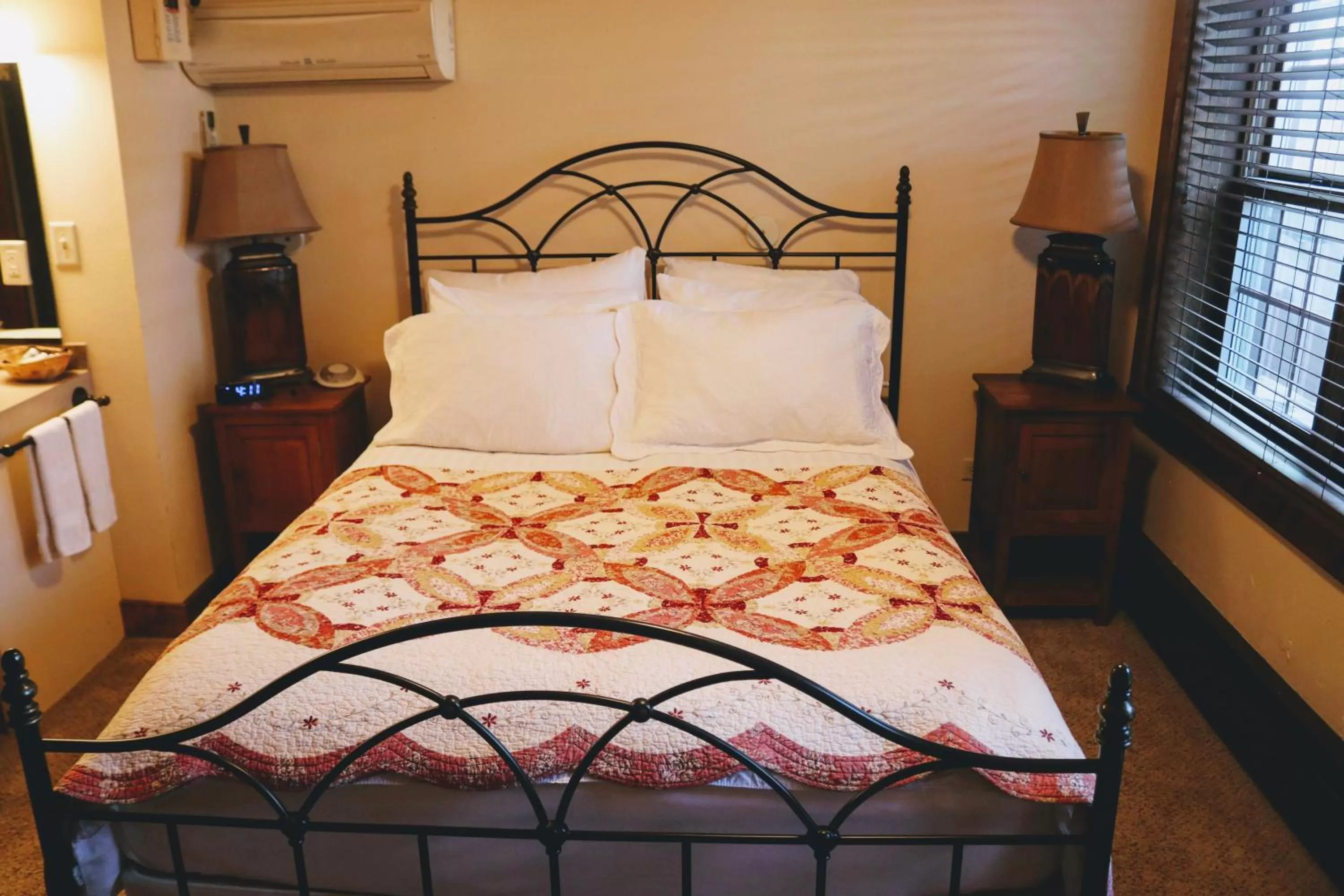Bed in Iowa House Historic Inn