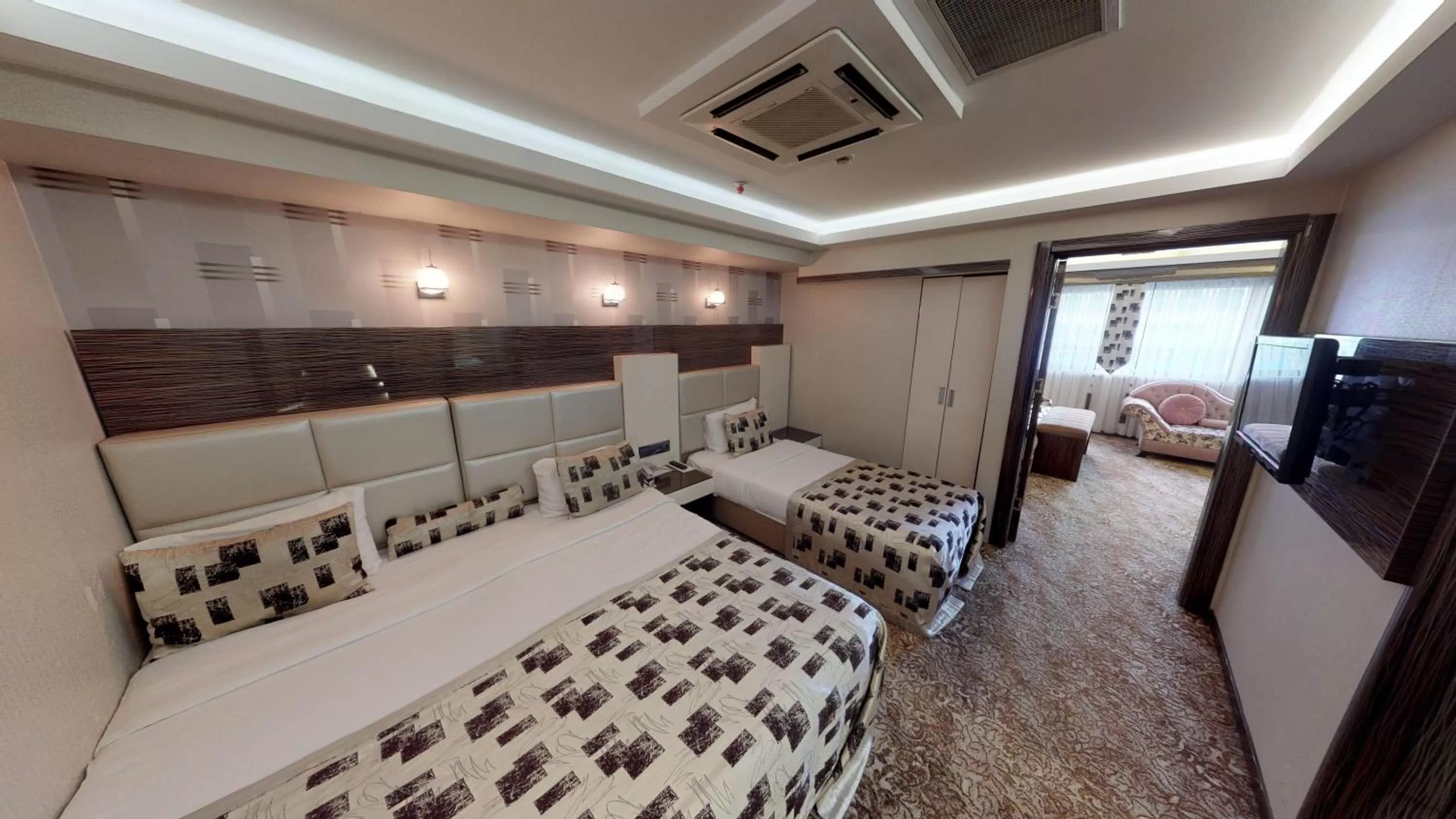 Seating area, Bed in Green Prusa Hotel