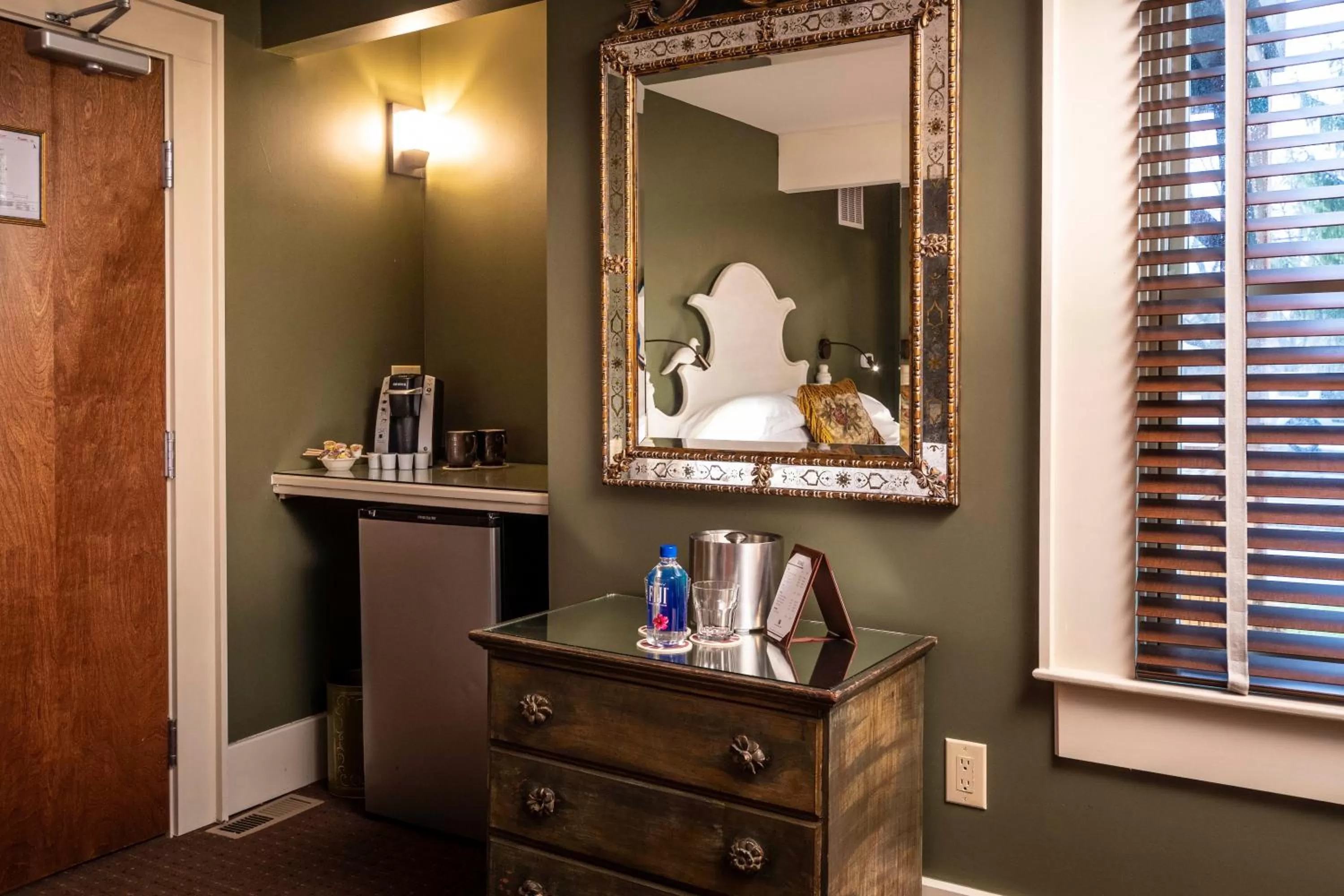 Coffee/tea facilities in Hotel Broad Ripple