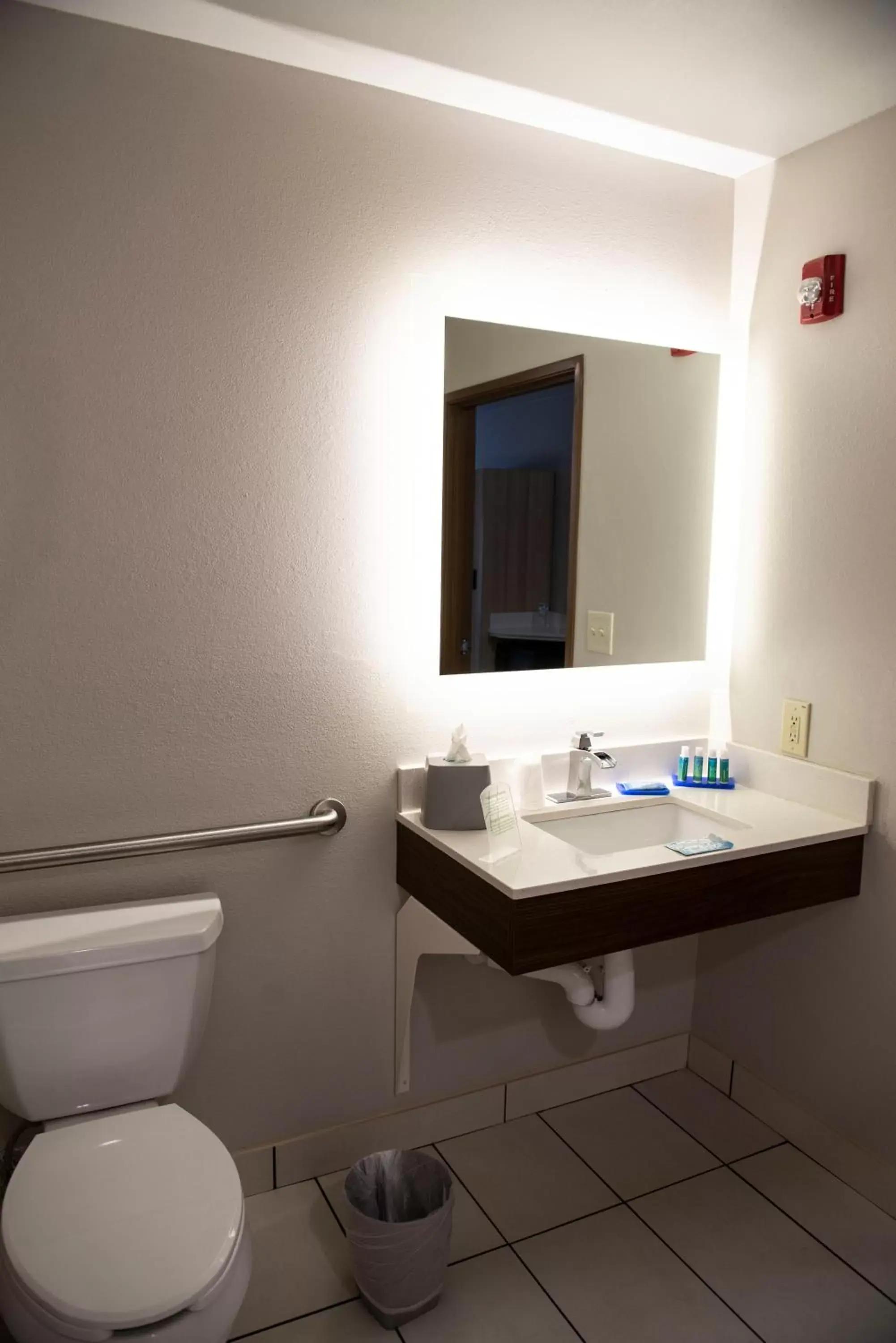 Deluxe King Room - Hearing Accessible in Holiday Inn Express Hotel & Suites Sedalia by IHG Deluxe King Room - Hearing Accessible in Holiday Inn Express Hotel & Suites Sedalia by IHG