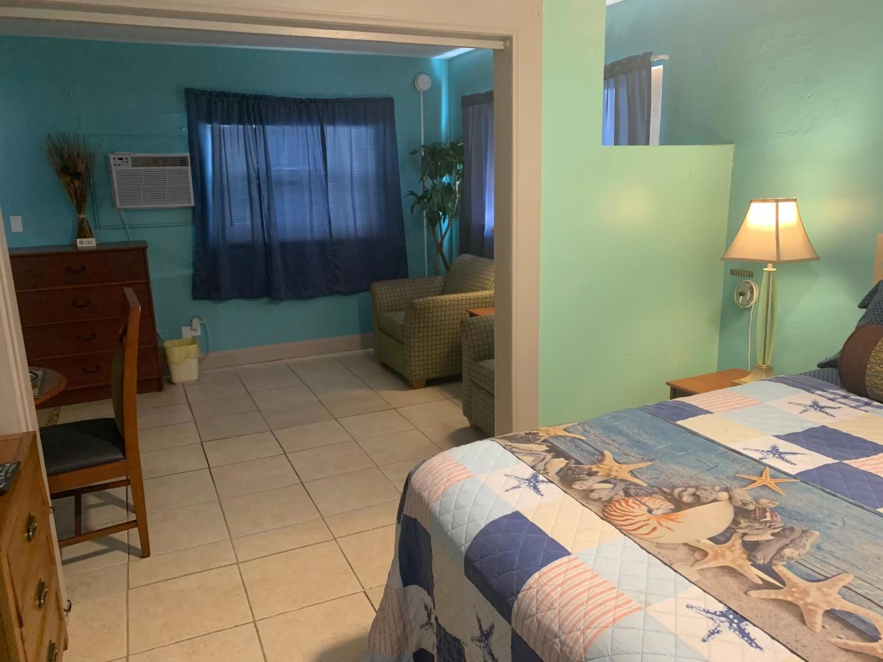 Bed in Michaels Siesta Studios