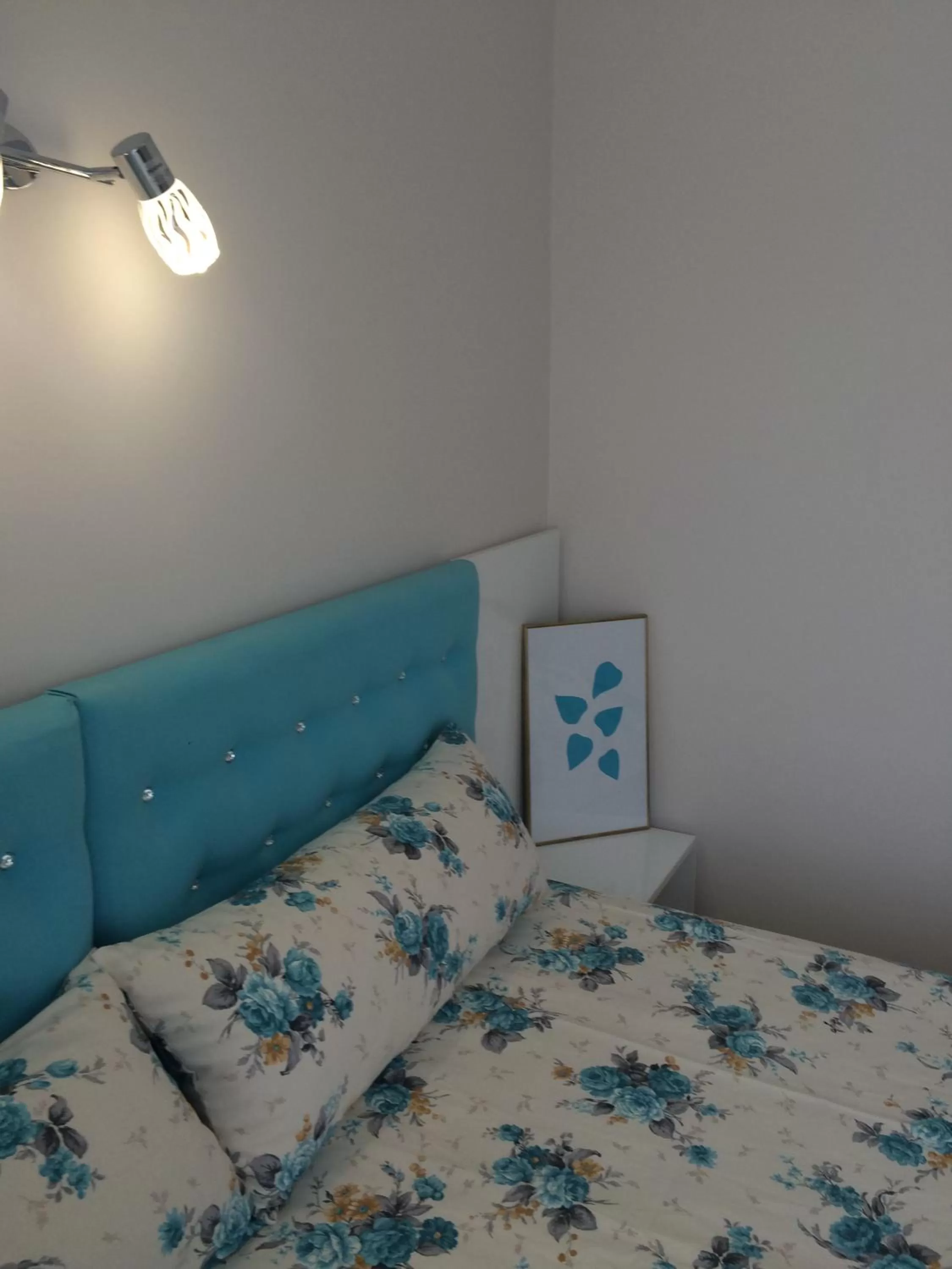 Decorative detail, Bed in White Rose Family Guest House