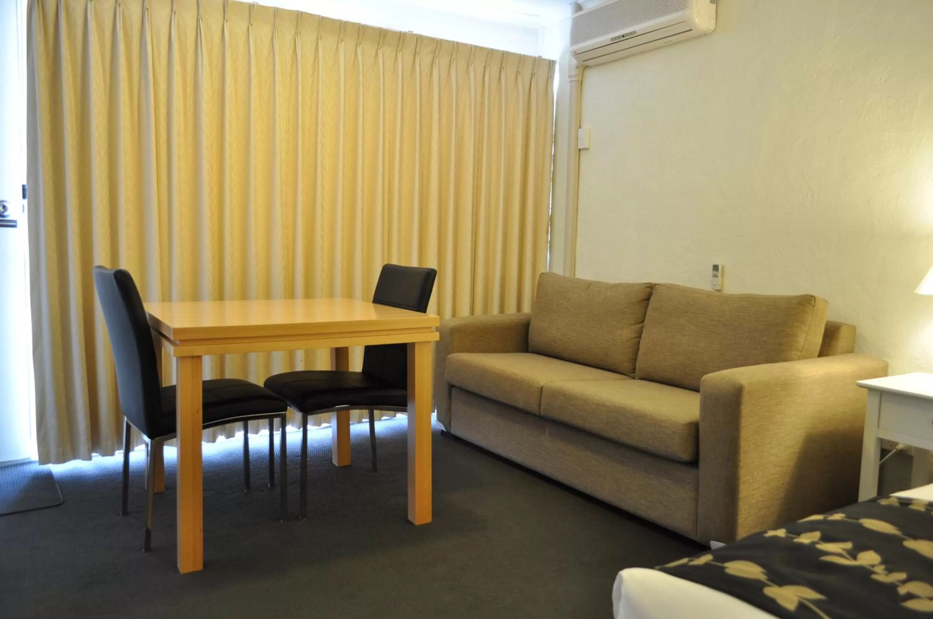 Living room in Albury Burvale Motor Inn