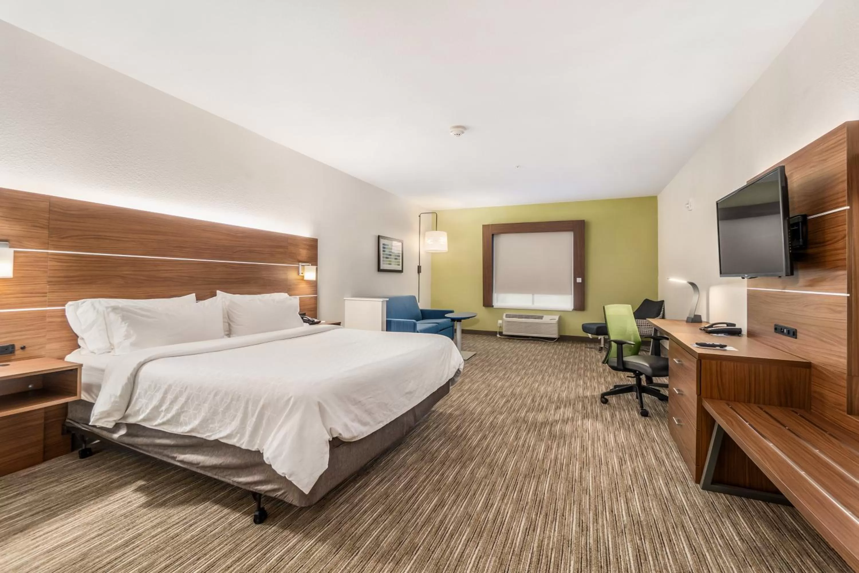 Photo of the whole room, Bed in Holiday Inn Express & Suites Van Buren-Fort Smith Area, an IHG Hotel
