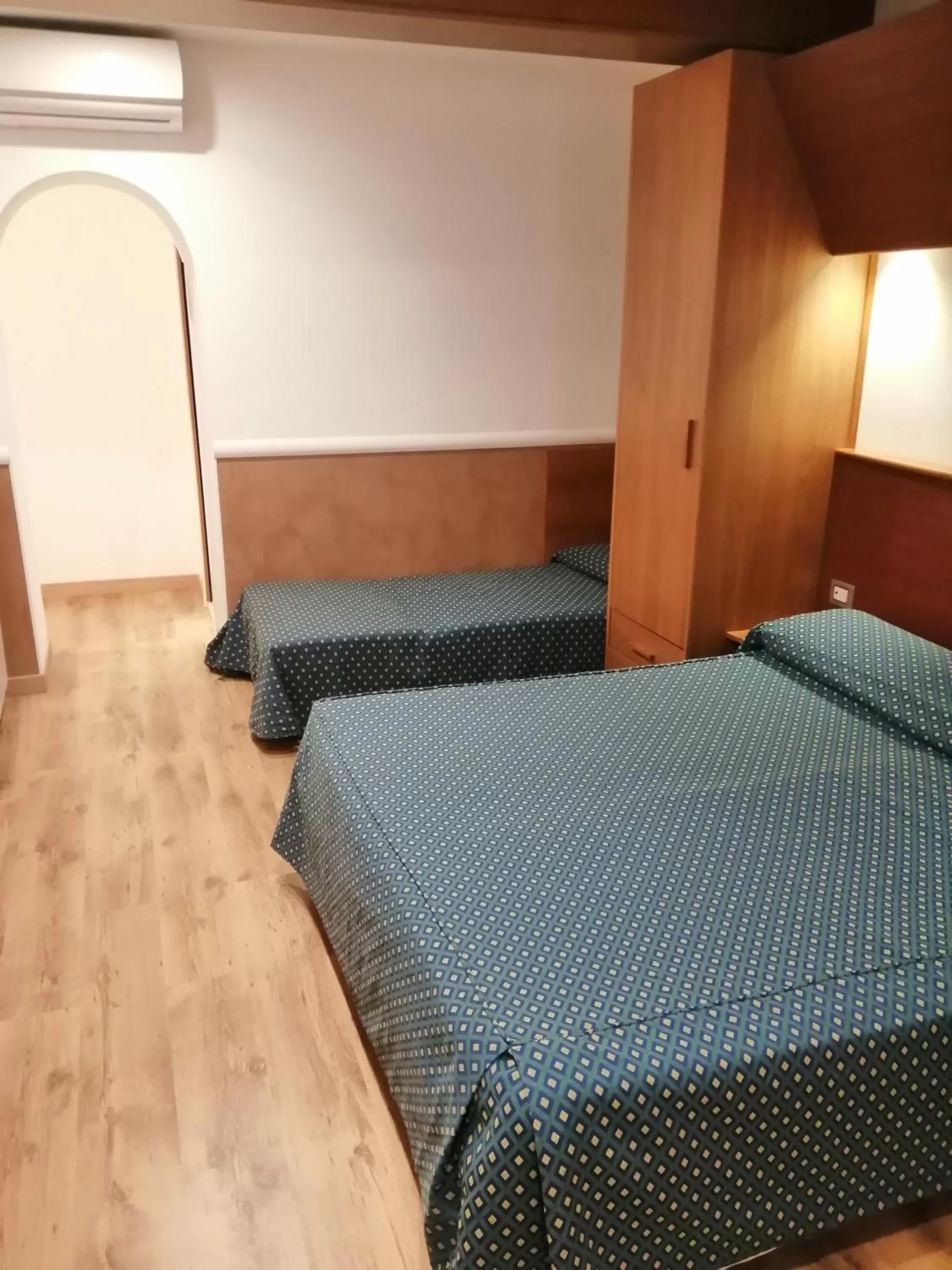 Bedroom, Bed in Hotel Verona Rome