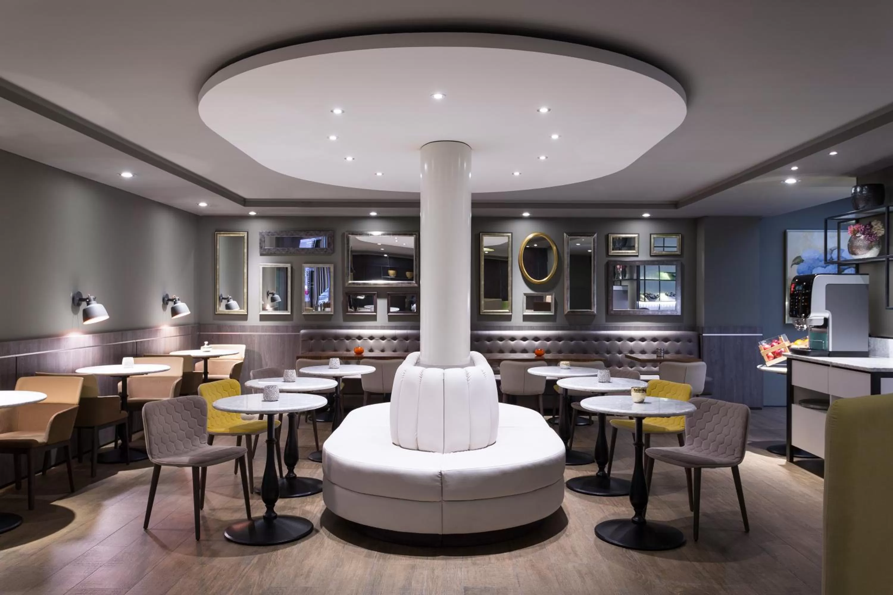 Communal lounge/ TV room in Mercure Madrid Centro