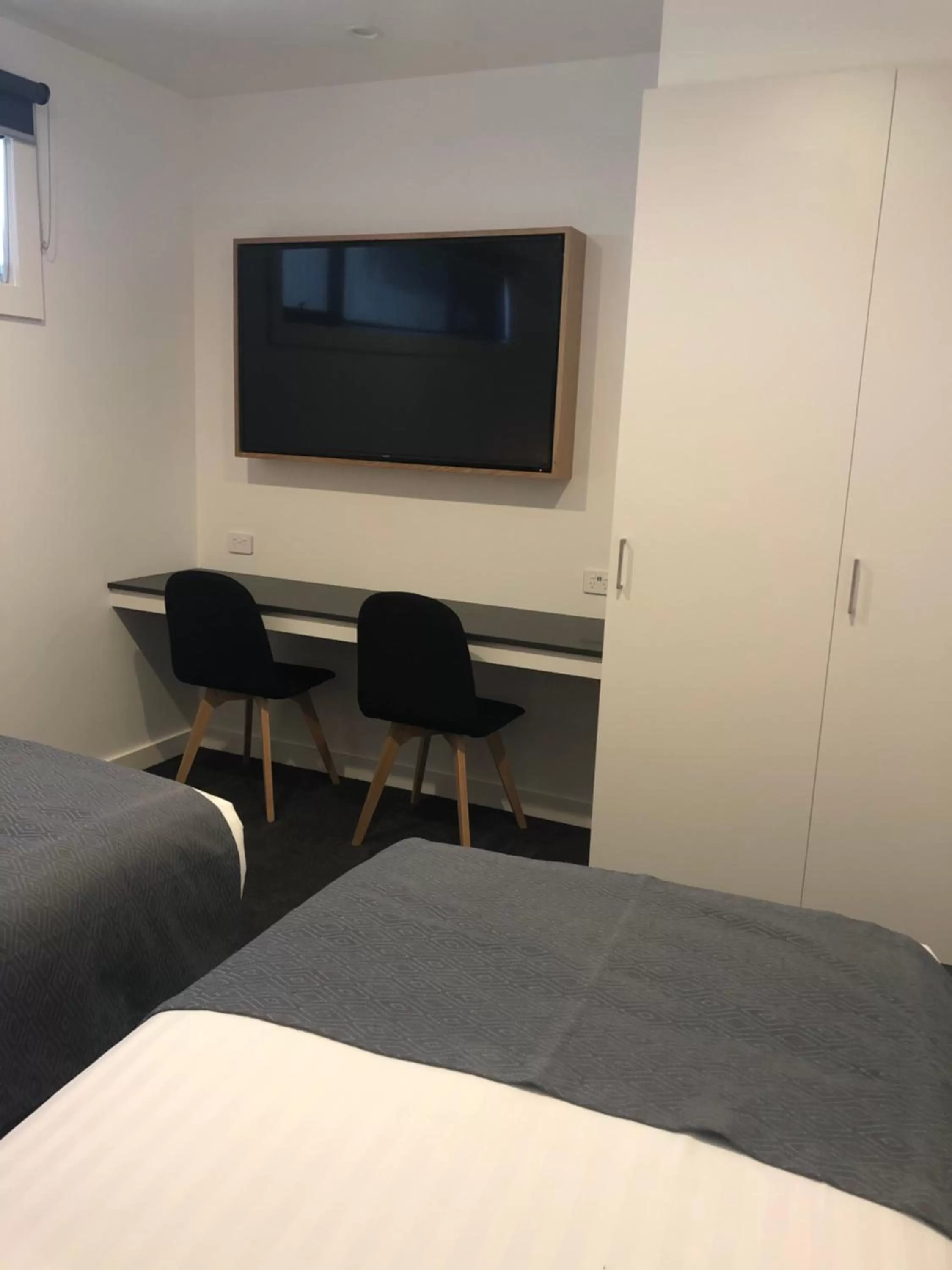 Bedroom, TV/Entertainment Center in Bright Colonial Motel